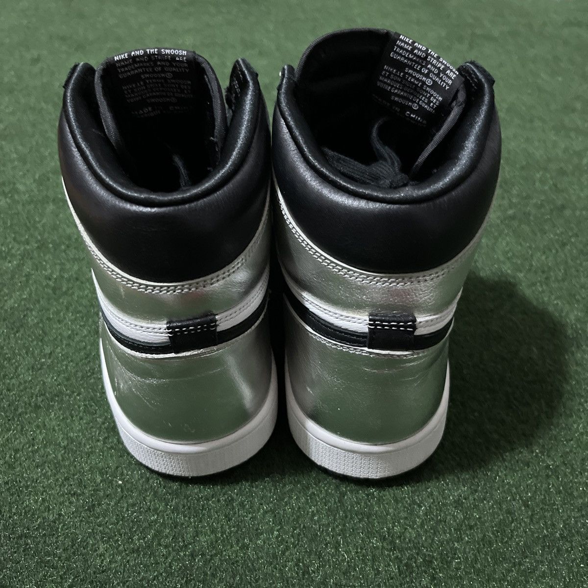 Jordan Brand Nike Air Jordan 1 Retro High Silver Toe Womens Size 12.5 Size US 11 / EU 44 - 4 Thumbnail
