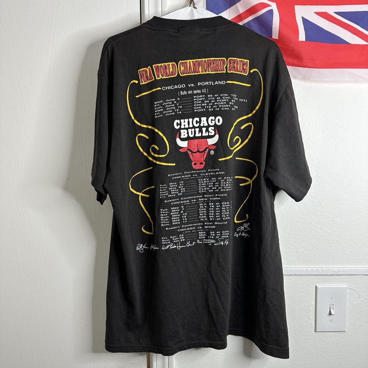 NBA × Vintage Vintage VTG 1992 Chicago Bulls Champions Tee Single Stitch Size US XL / EU 56 / 4 - 2 Thumbnail