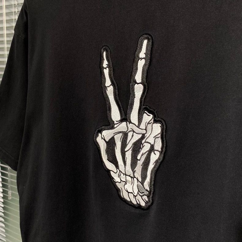 Balenciaga Balenciaga Short-sleeve T-shirt with dissolved smile and v Size US L / EU 52-54 / 3 - 9 Thumbnail