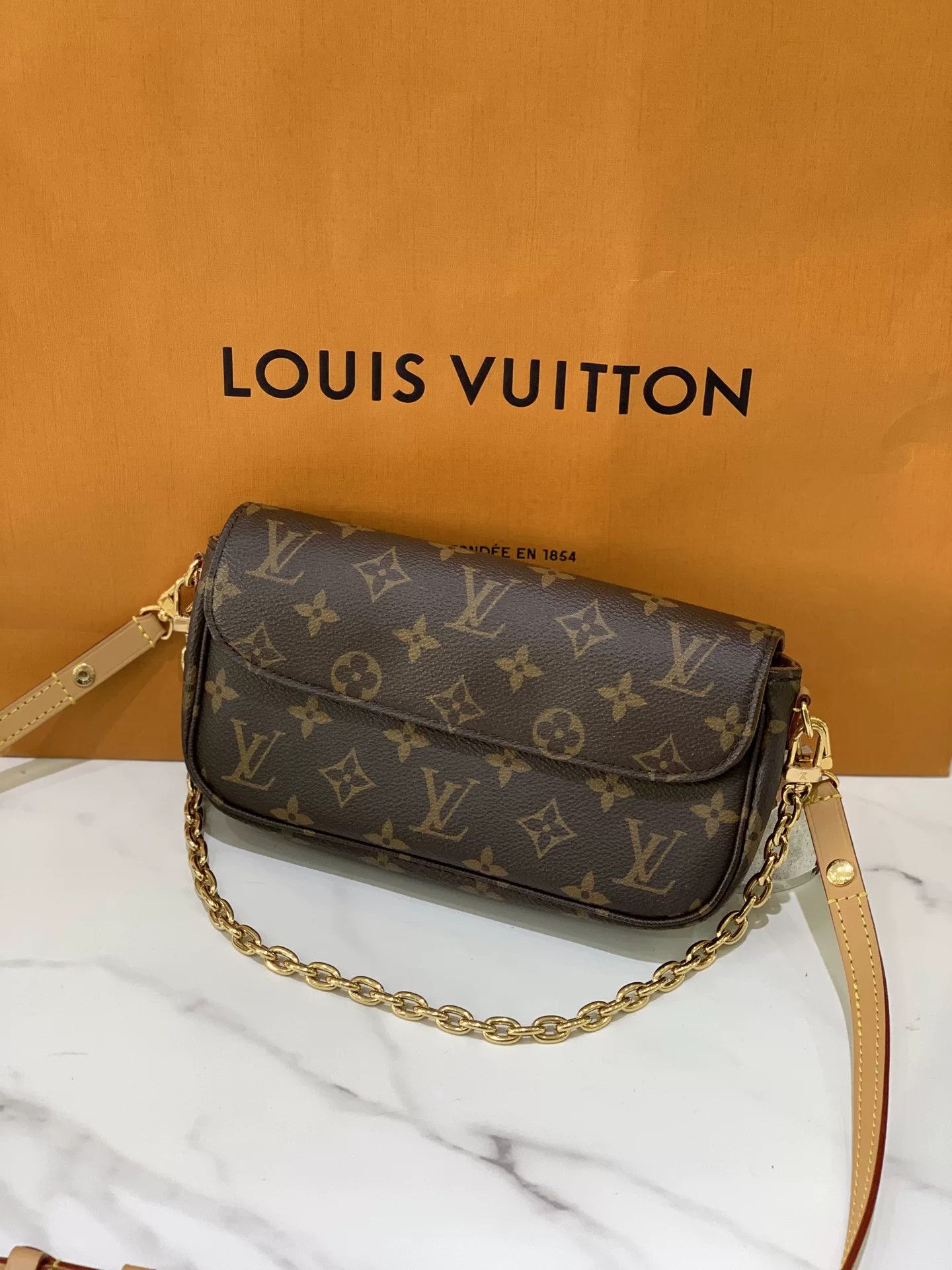 Louis Vuitton Louis Vuitton Ivy Monogram Chain Crossbody Size ONE SIZE - 1 Preview