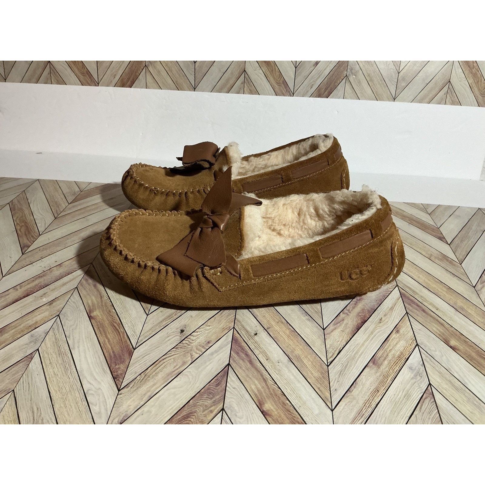 Ugg UGG Dakota Leather Bow Women Slipper Suede Chestnut US 7 Size US 7 / IT 37 - 7 Thumbnail