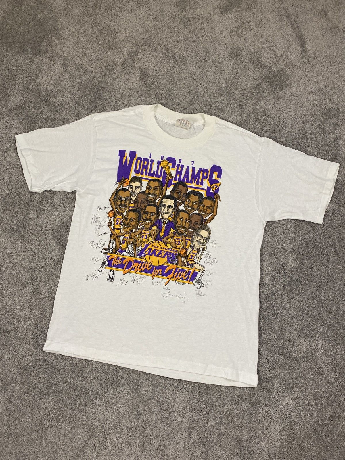 NBA 1987 Los Angeles Lakers NBA single stitch T shirt Size US XL / EU 56 / 4 - 1 Thumbnail