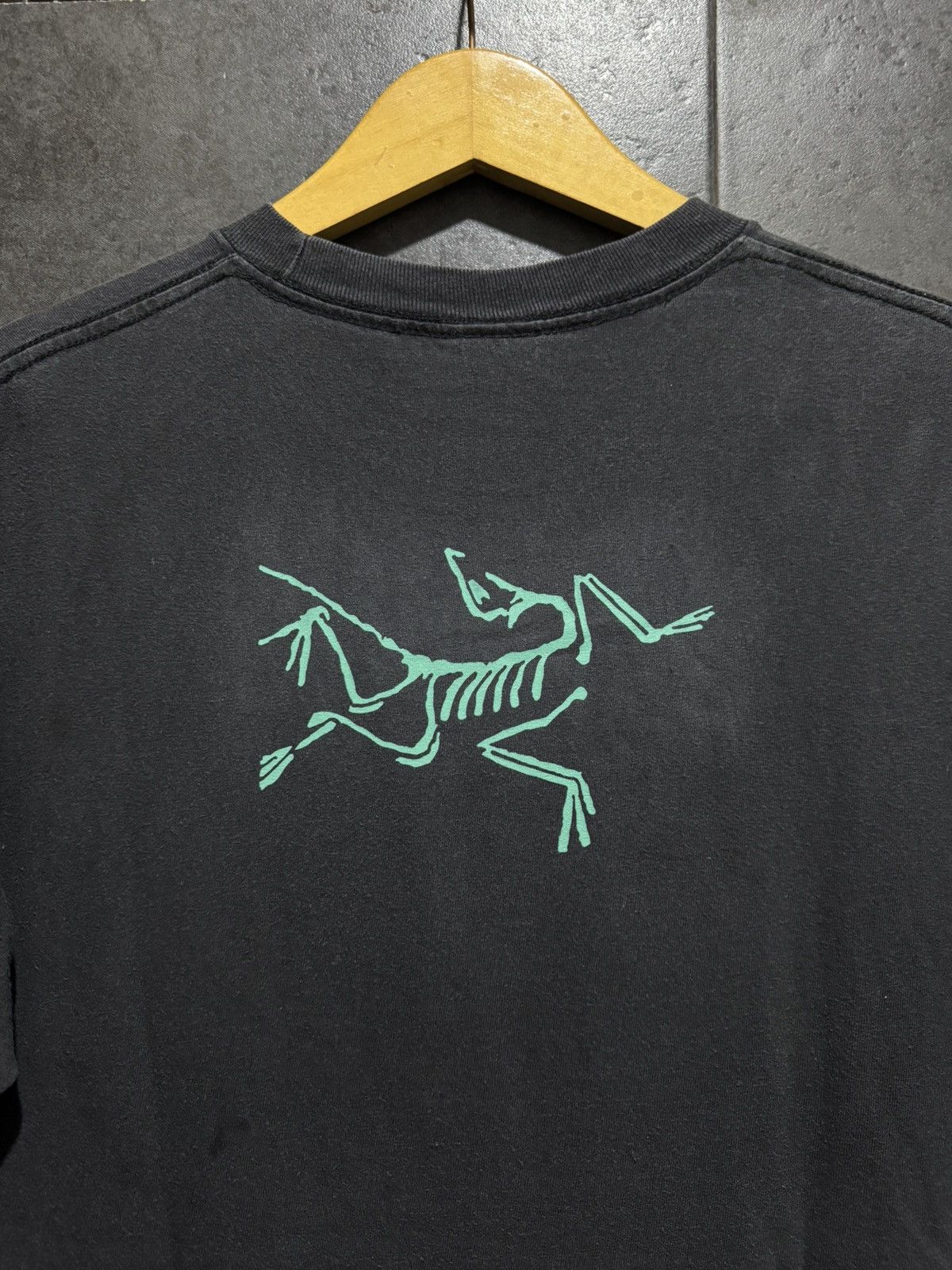 Other Vintage 90s Arcteryx Logo Tshirt Size US L / EU 52-54 / 3 - 3 Thumbnail