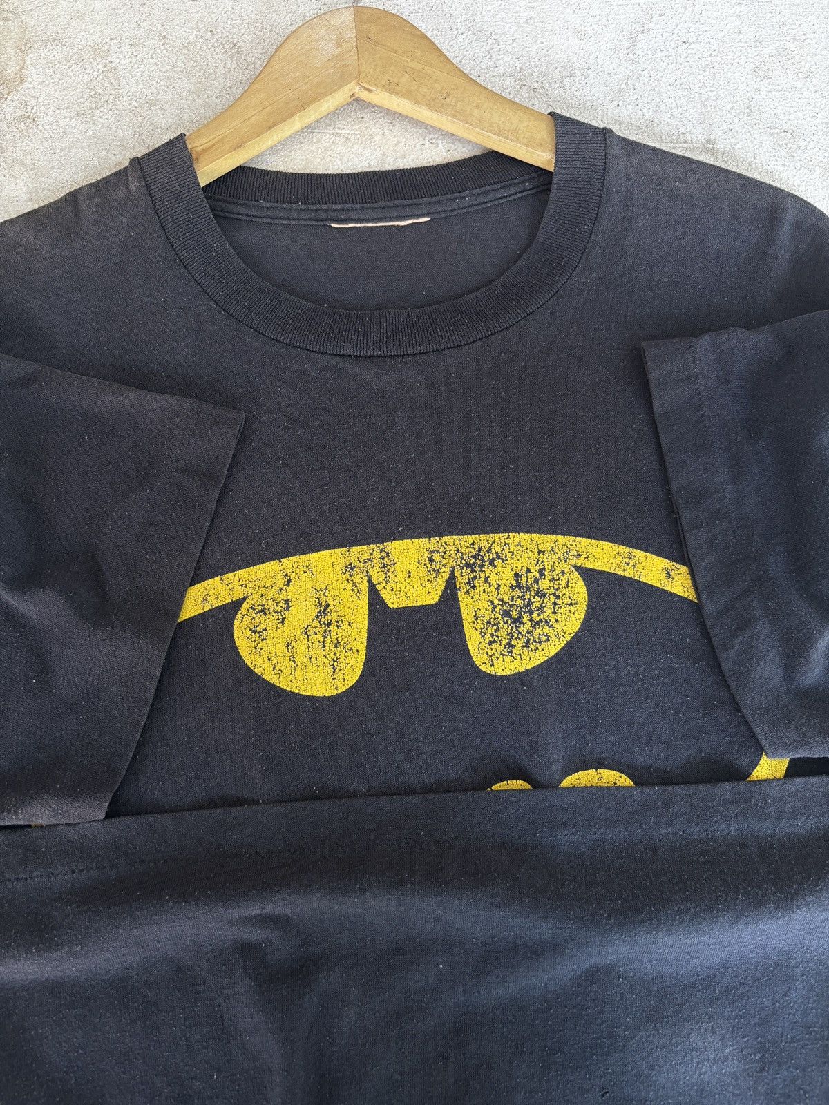 DC Comics Vintage Worn Batman Tshirt Size US L / EU 52-54 / 3 - 8 Thumbnail