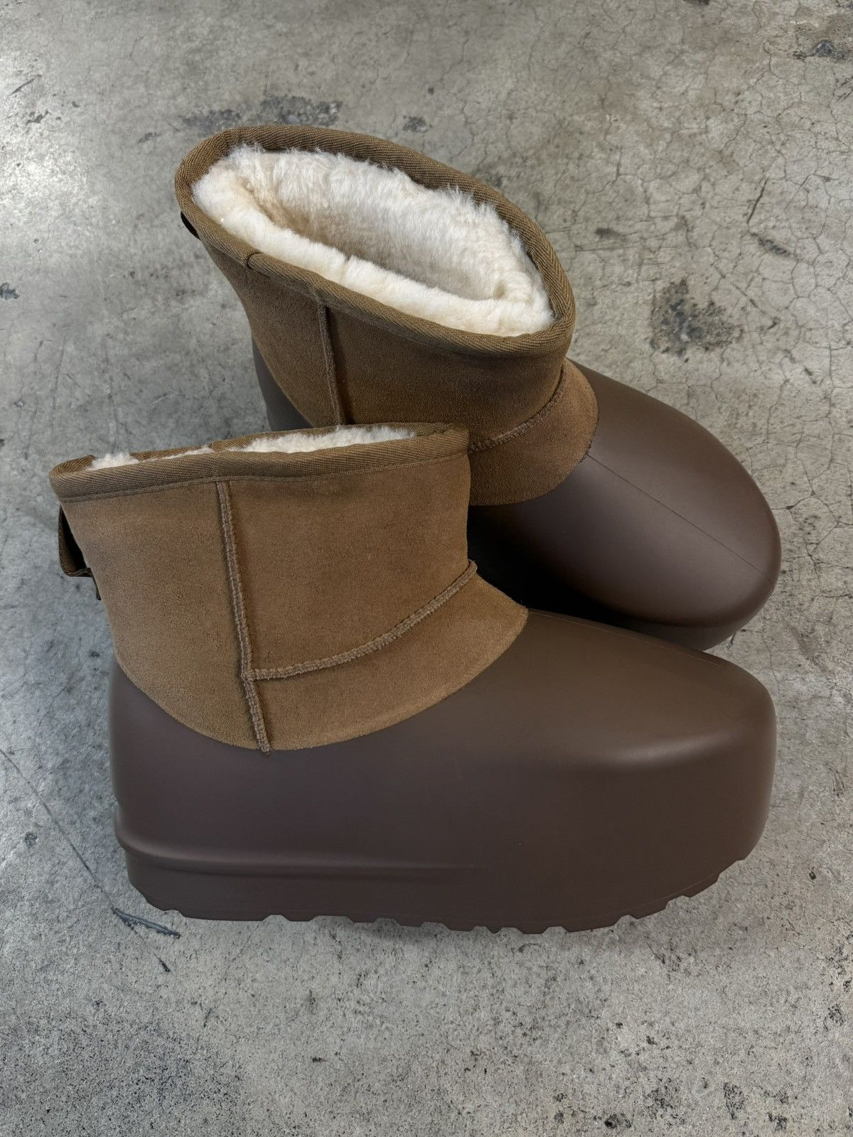 Ugg Ugg Mini Pumped Molded Boots Size US 10 / EU 43 - 1 Thumbnail