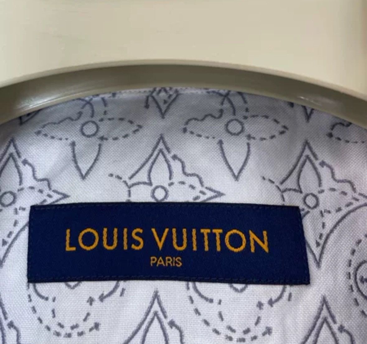 Louis Vuitton Louis Vuitton Grey and white embroidered shirt logo shirt Size US XL / EU 56 / 4 - 6 Thumbnail