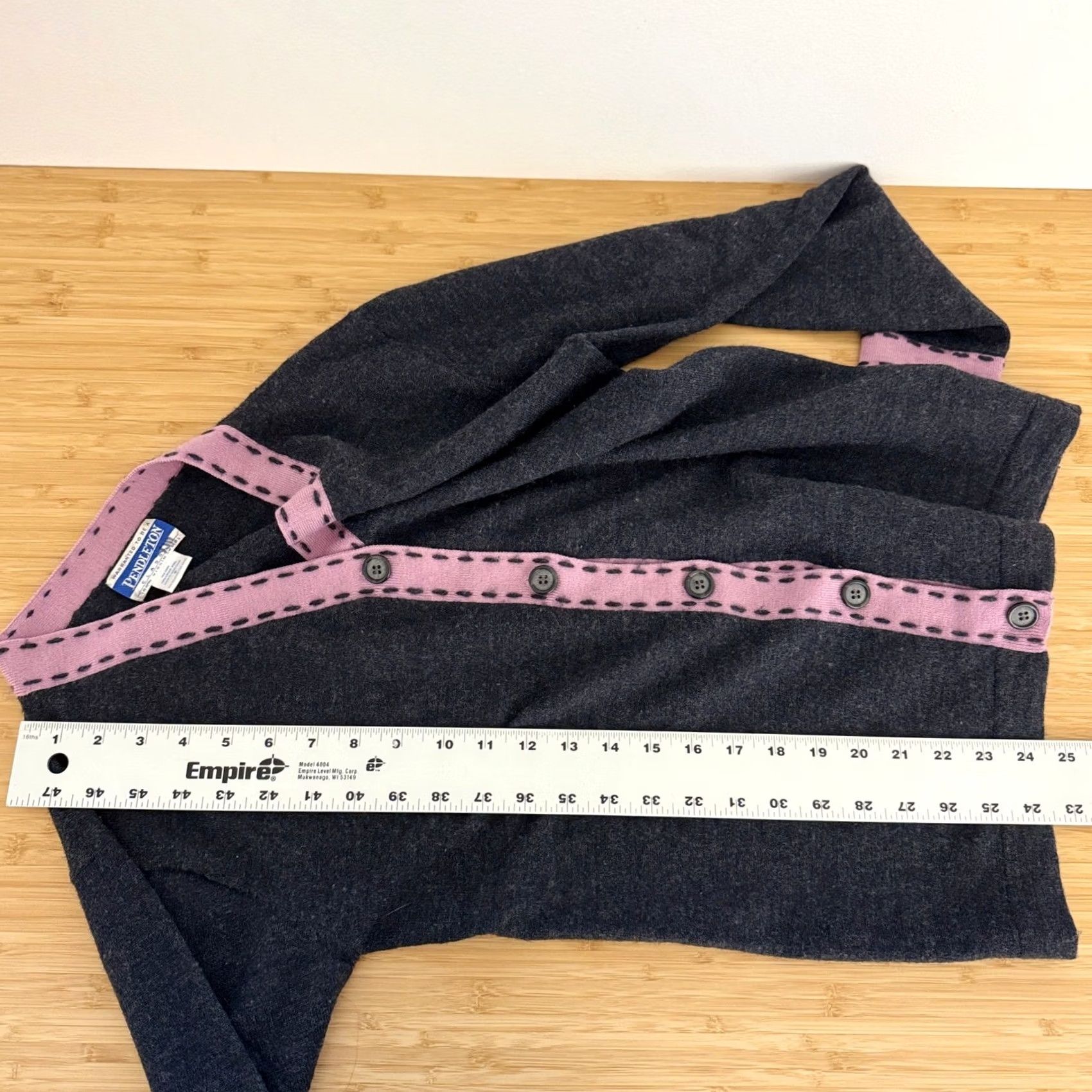 Pendleton VTG Pendleton Cardigan Wool Gray Pink Trim S Womens V-Neck Long Sleeve Button Down Sweater 100% Virgin Wool SS Size S / US 4 / IT 40 - 6 Thumbnail
