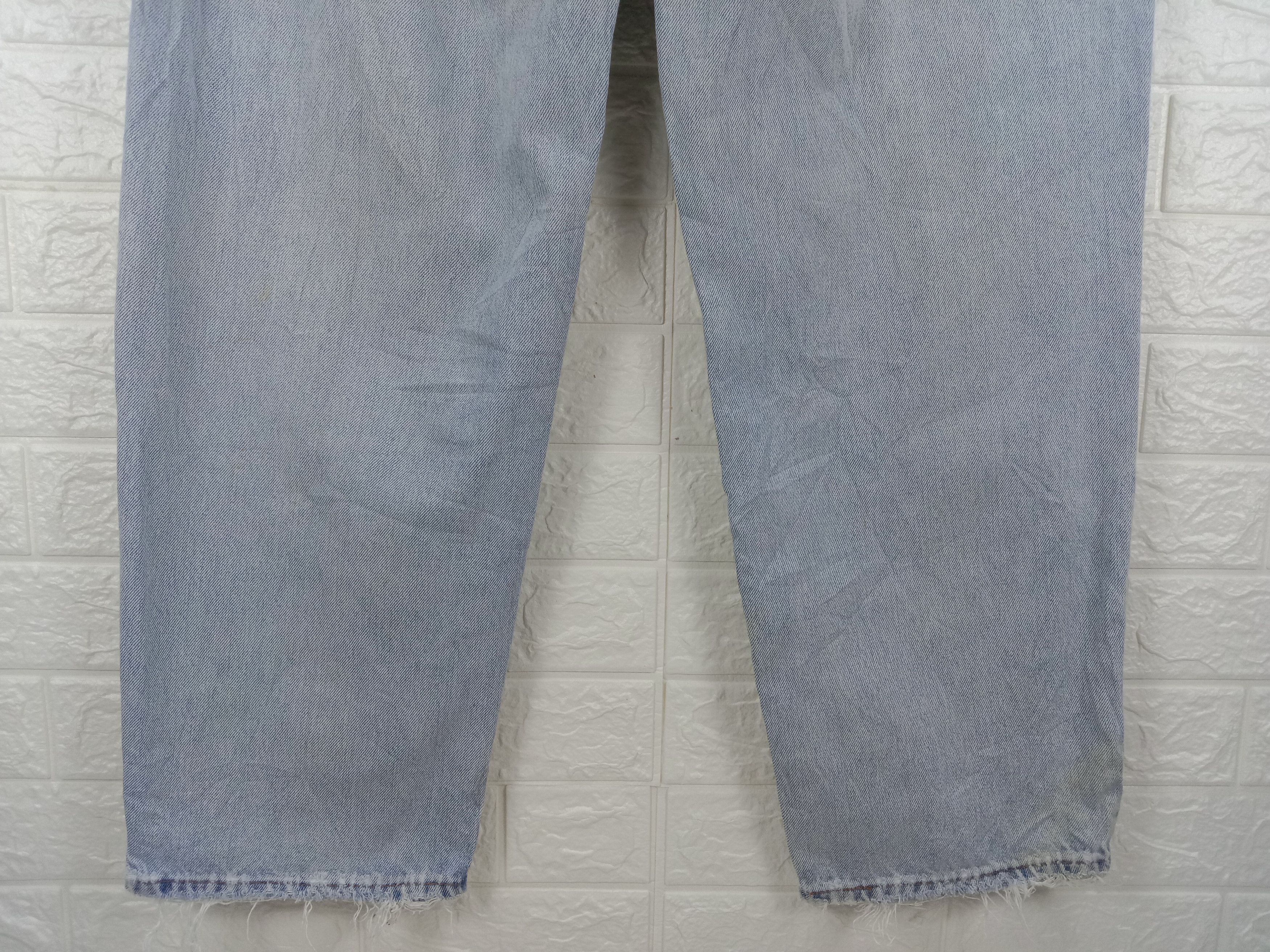 Levi's Vintage Levi's 560 Light Wash Jeans Comfort Fit Denim Size US 35 - 8 Thumbnail