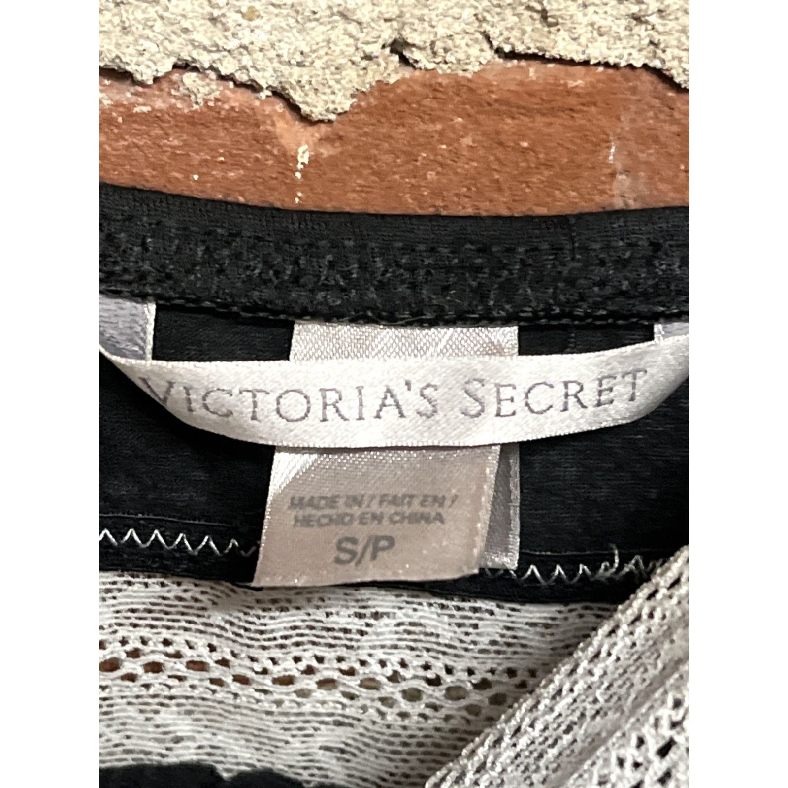 Victoria's Secret VINTAGE Victoria’s Secret Black sleep top cami pajamas Cami 90s Y2K Womens S Sleeveless Tie-Front Short Length 24” (Pit to Pit 14”) Size S / US 4 / IT 40 - 3 Thumbnail