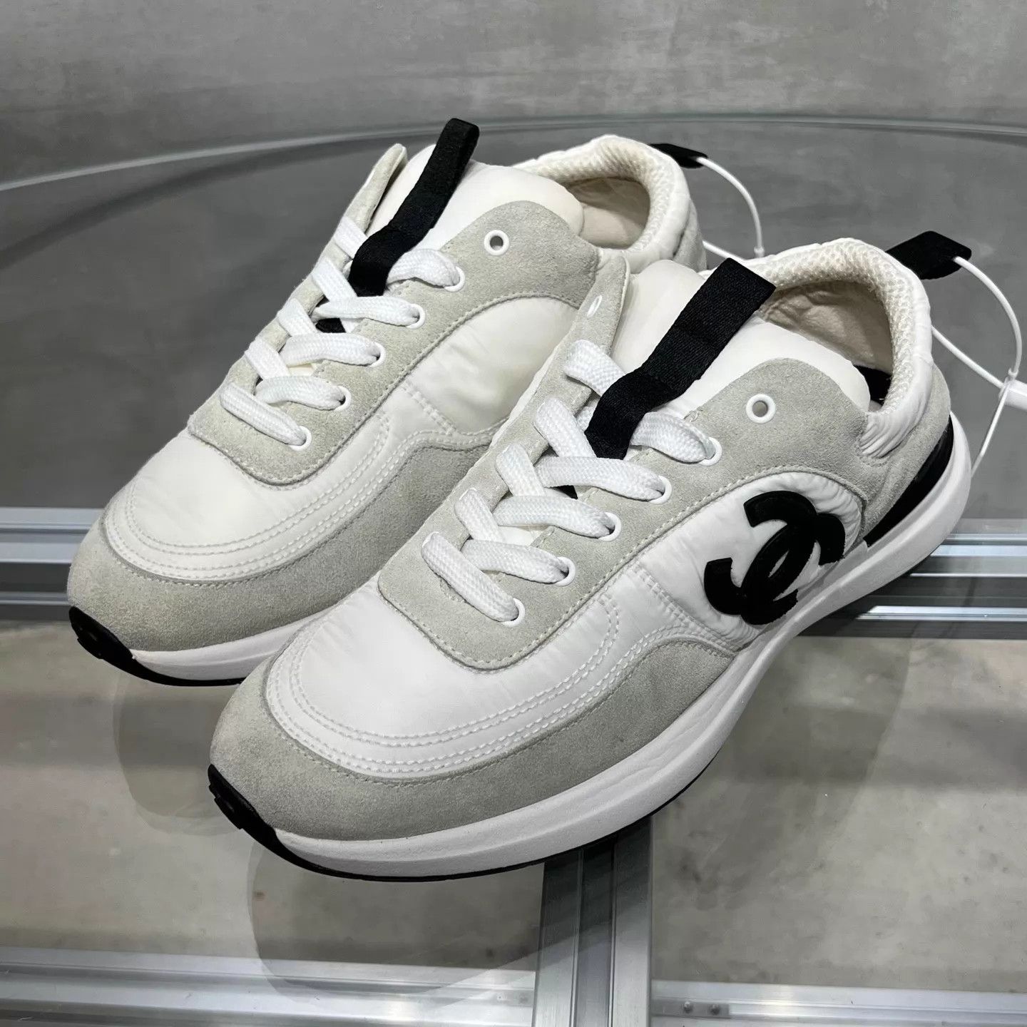 Chanel Chanel White CC Logo Sneakers EUR 38 YH26907 Size US 7.5 / IT 37.5 - 2 Thumbnail