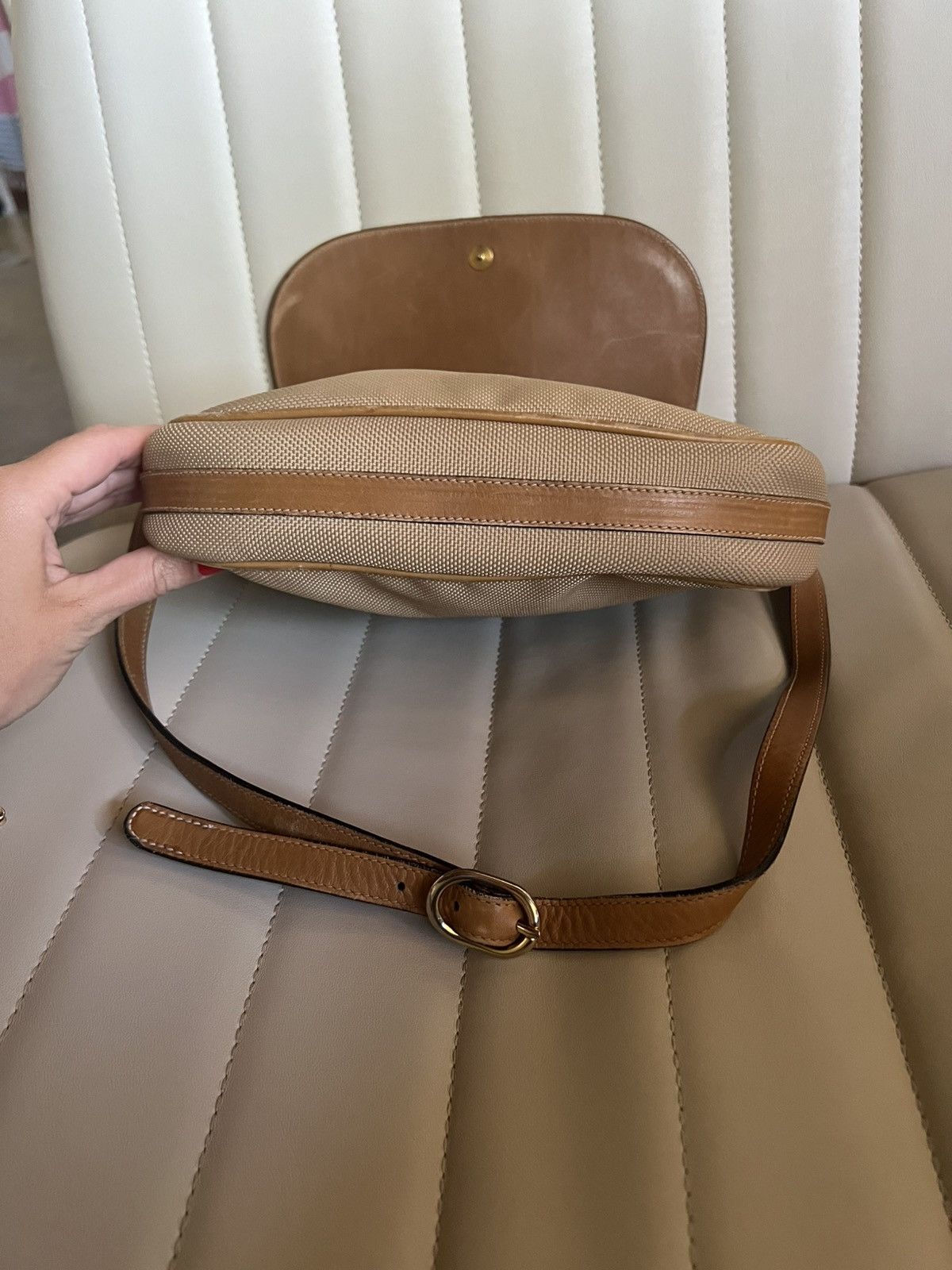 Gucci Gucci Vintage Tan and Brown Shoulder Bag Timeless Rare Size ONE SIZE - 9 Thumbnail