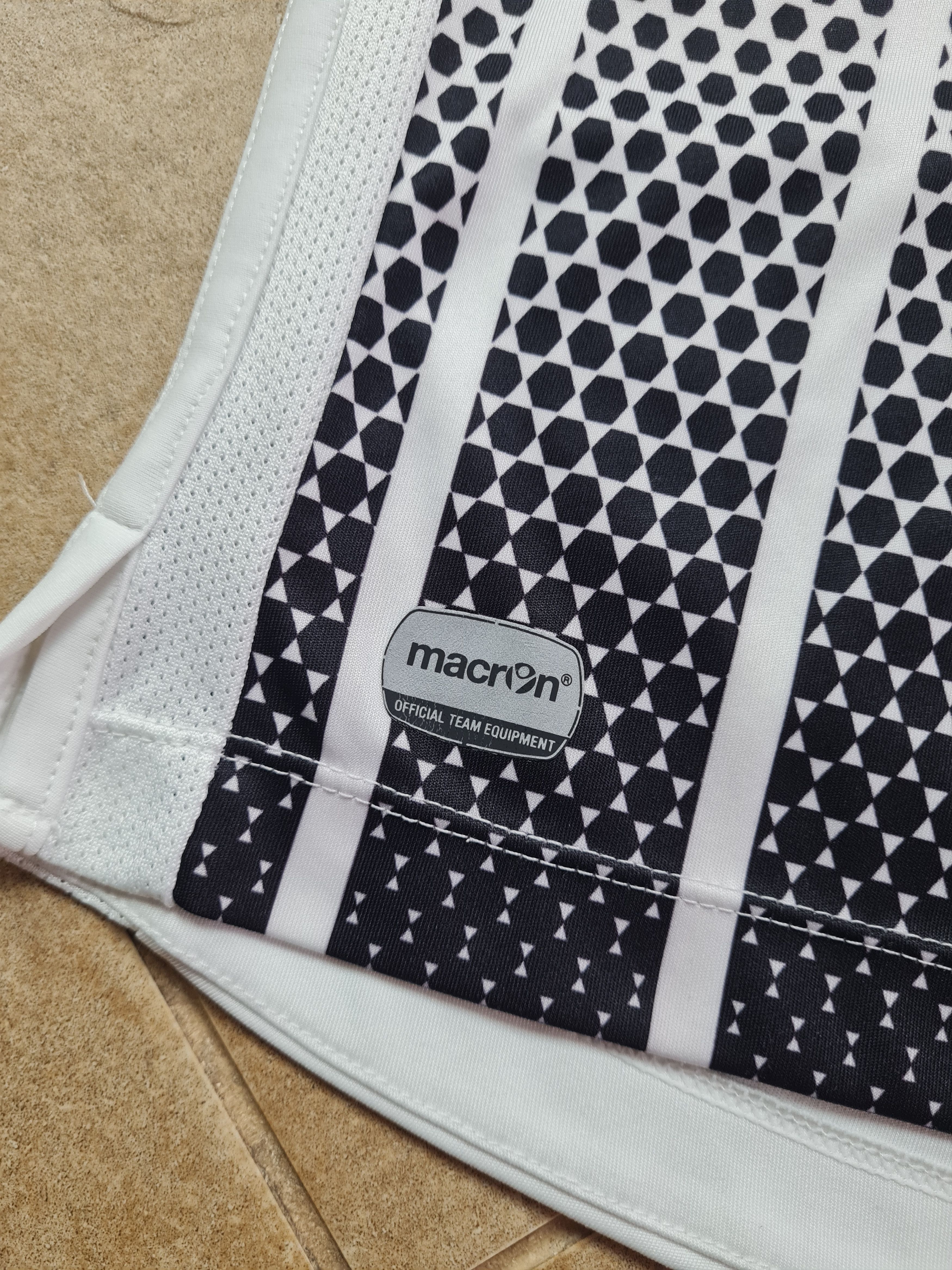 Macron MACRON WHITE REAL MALLORKA 2015/2016 AWAY FOOTBALL SHIRT Size US L / EU 52-54 / 3 - 17 Thumbnail