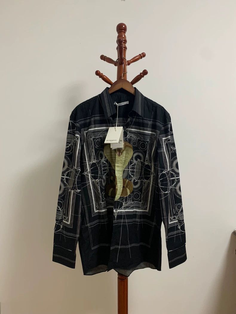Givenchy Givenchy Size 40Cobra Shirt 2506-Nextarrow Size US XL / EU 56 / 4 - 1 Thumbnail