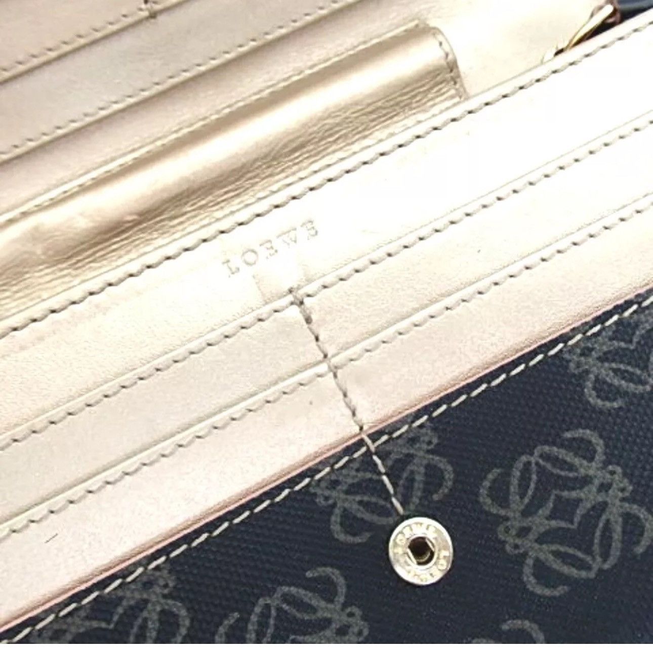 Loewe LOEWE Anagram Wallet in mint condition Size ONE SIZE - 12 Thumbnail