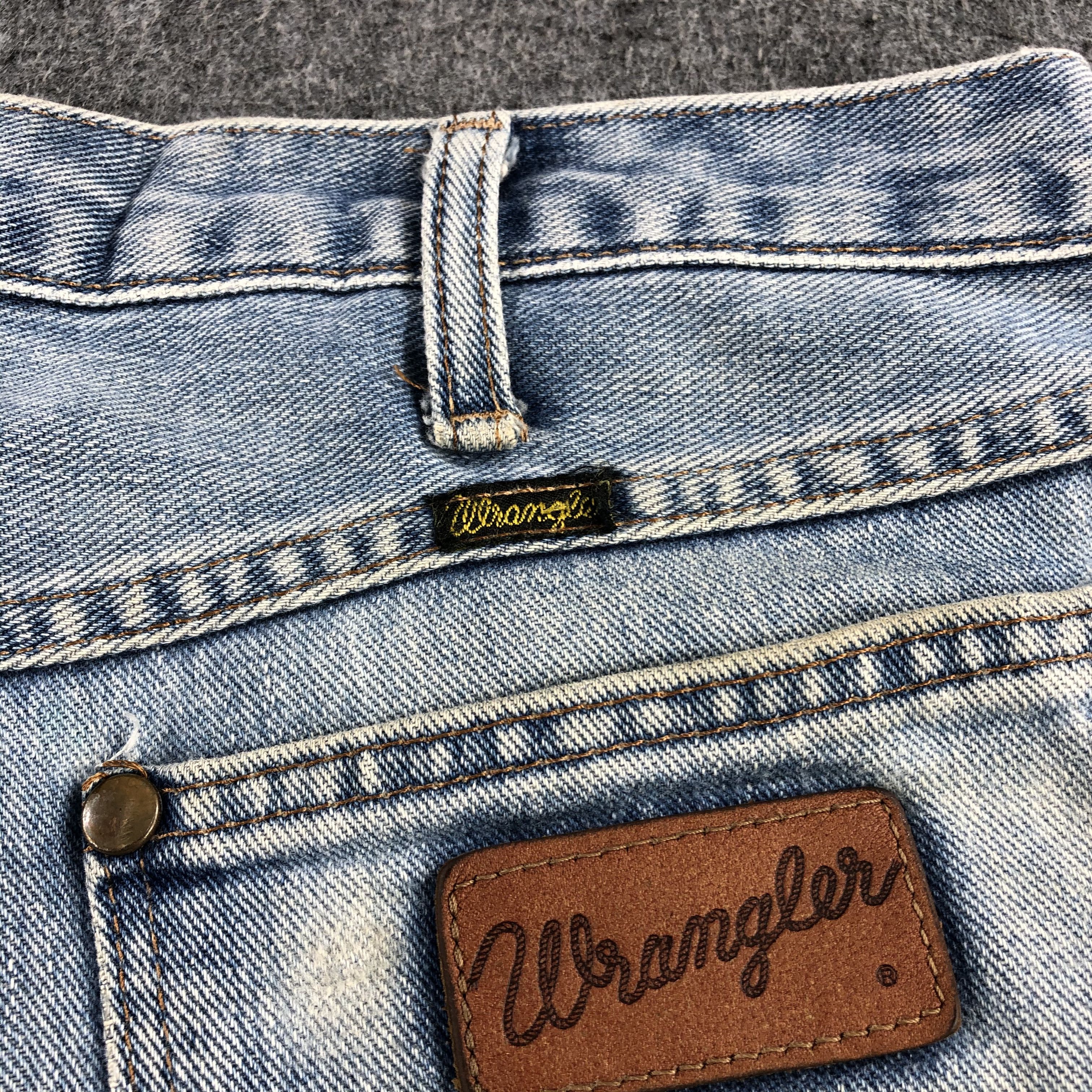 Vintage Vintage Light Wash Wrangler Jeans-J1726 Size US 31 - 9 Thumbnail
