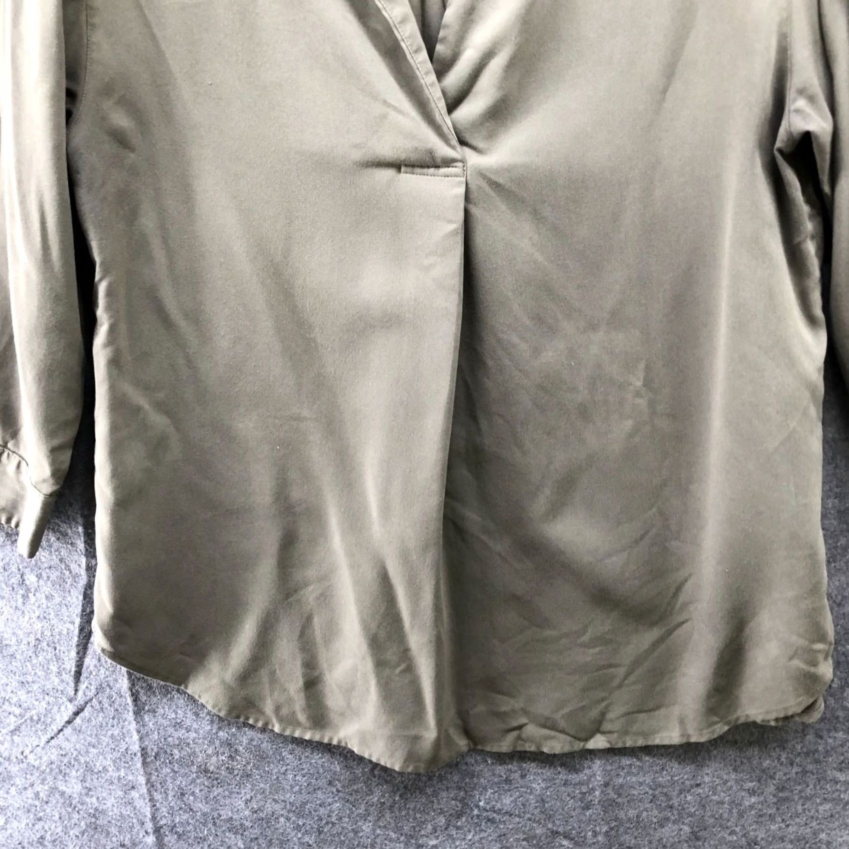Uniqlo Uniqlo Blouse Womens XS Olive Green 3/4 Sleeve Skipper Collar Polyester Blend Rayon Split Neck Button Casual Shirt Size XS / US 0-2 / IT 36-38 - 4 Thumbnail