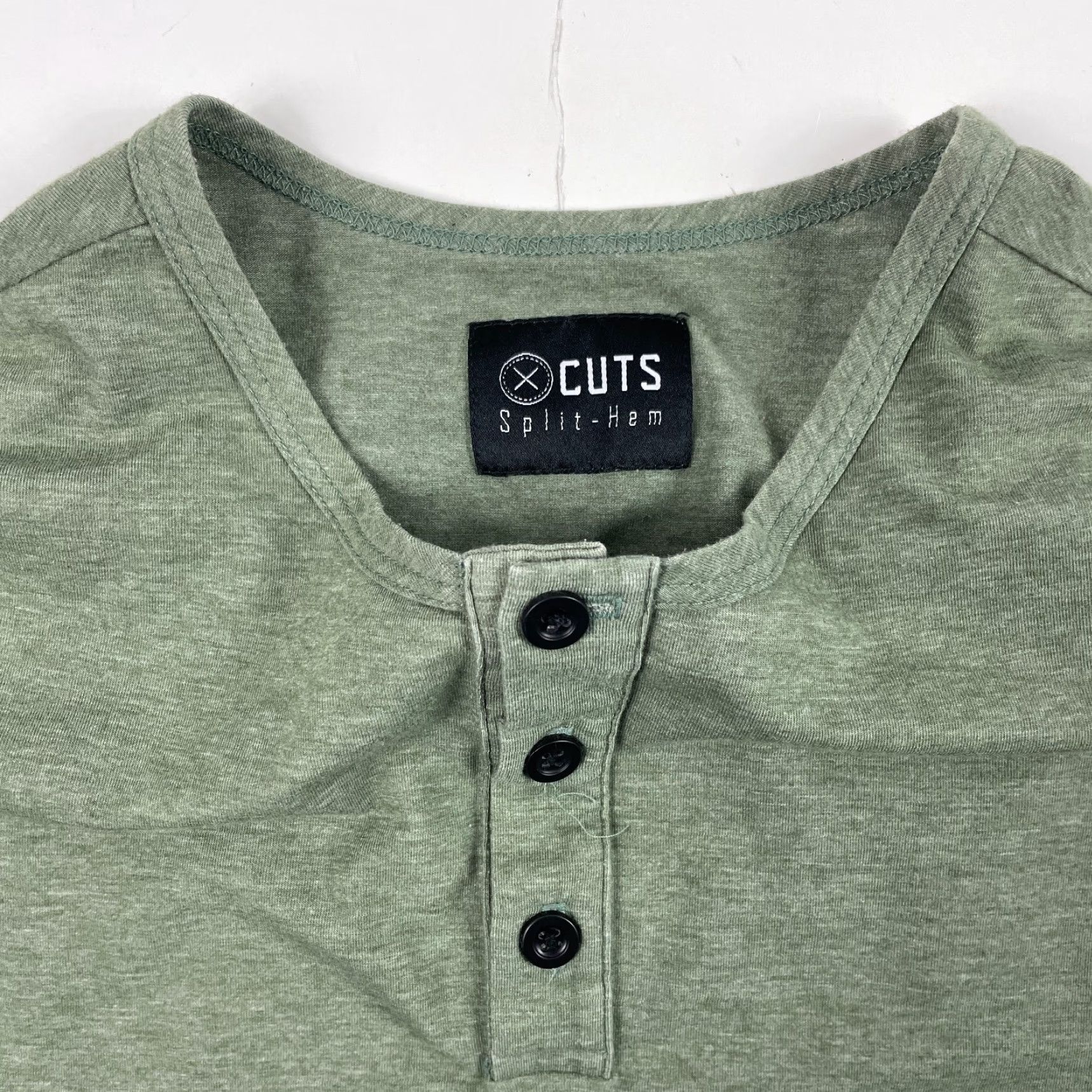 Cuts Cuts Shirt Mens Large Green Henley Long Sleeve Running Workout Stretch Size US L / EU 52-54 / 3 - 7 Thumbnail