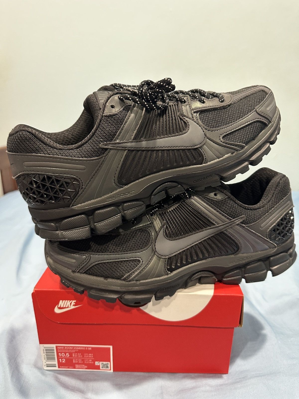 Nike Size 10.5 Men, 12 Wmn Nike Air Zoom Vomero 5 SE Black Noir Size US 10.5 / EU 43-44 - 2 Thumbnail