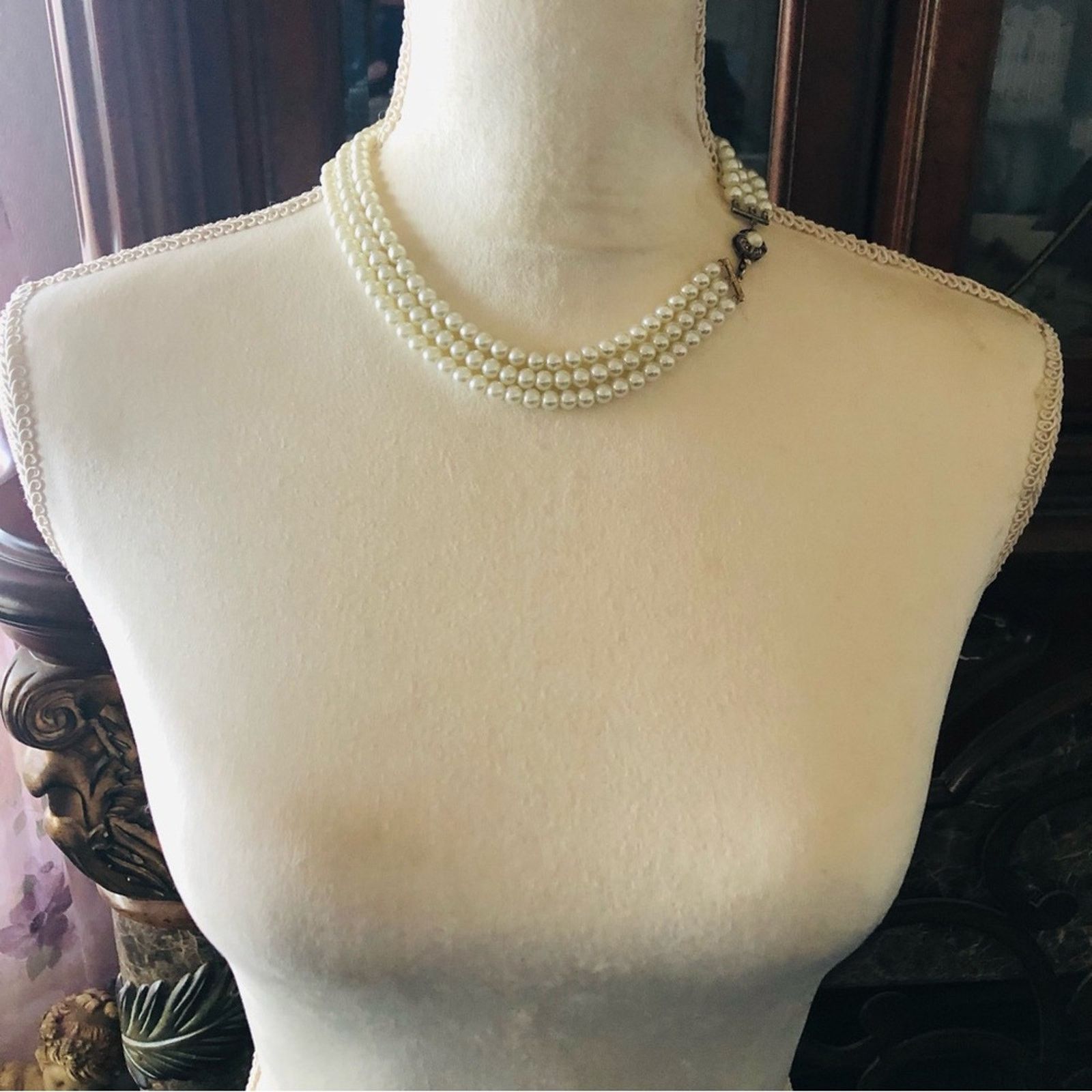 Vintage Vintage Feinberg triple strand white glass pearl necklace Size ONE SIZE - 5 Thumbnail