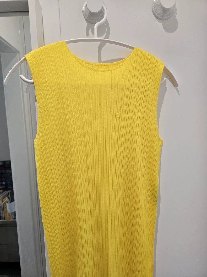 Issey Miyake Issey Miyake size:3 Yellow pleated dress Size XS / US 0-2 / IT 36-38 - 1 Thumbnail