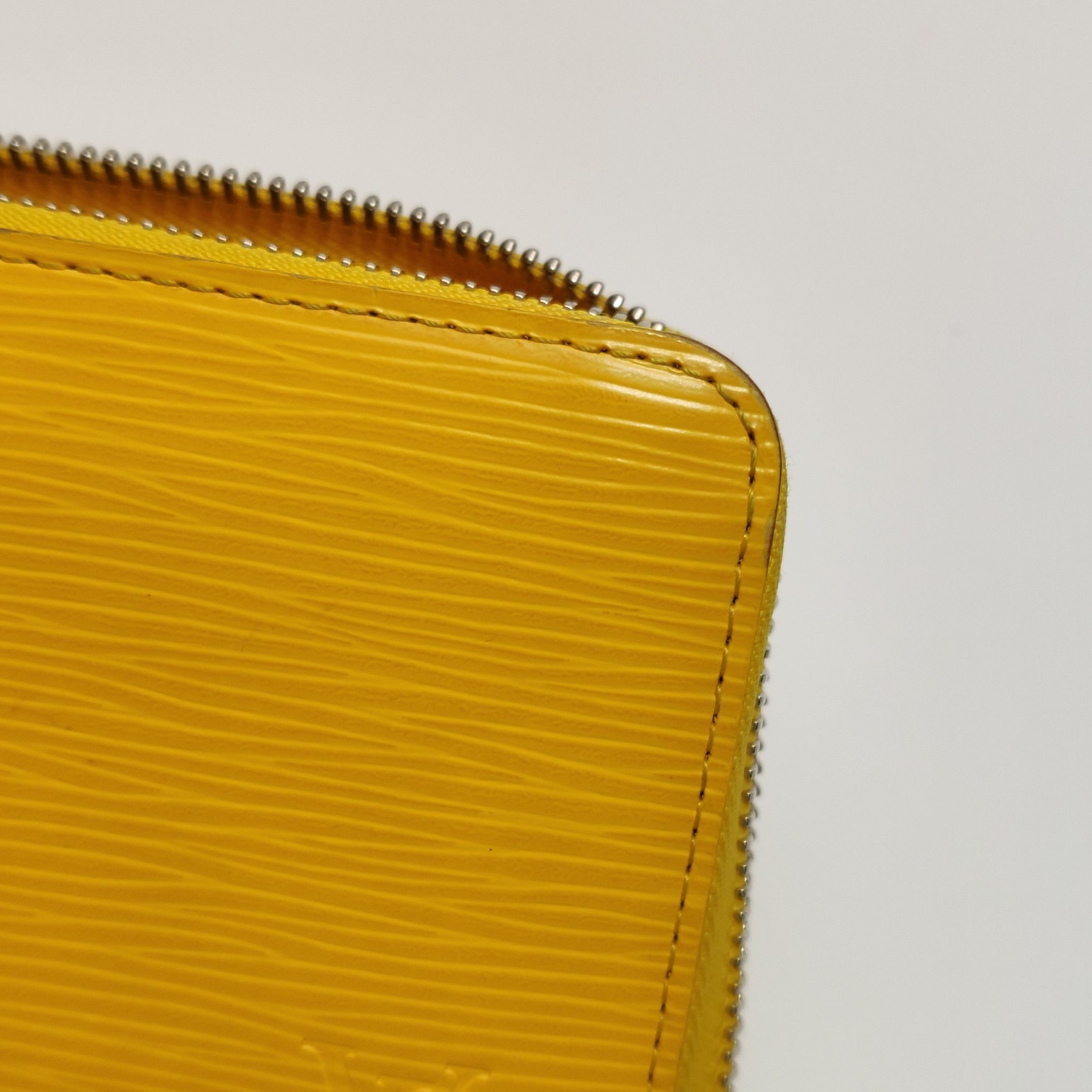 Louis Vuitton Louis Vuitton (LV) Zippy cowhide solid color water ripple z Size ONE SIZE - 6 Thumbnail
