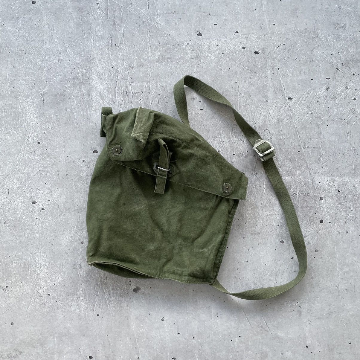 Vintage Vintage 1945 Canvas Genuine Military Crossbody Bag Size ONE SIZE - 1 Thumbnail
