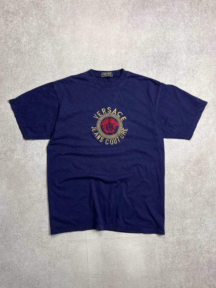 Vintage Vintage Versace Medusa Embroidey Boxy T-shirt Y2K L Size US L / EU 52-54 / 3 - 1 Thumbnail