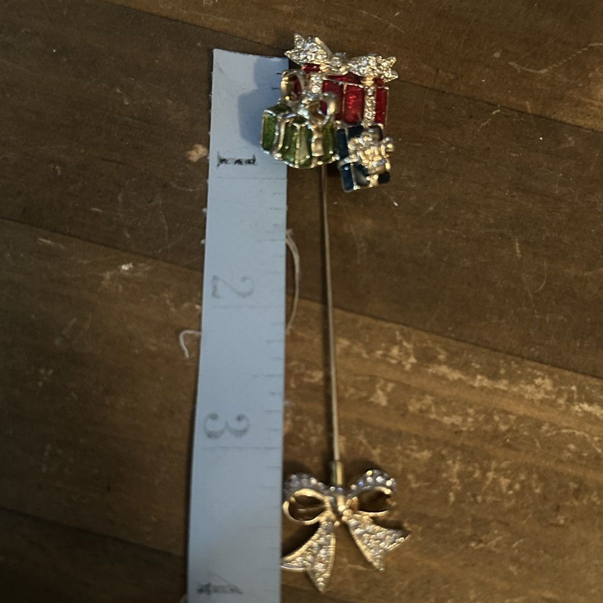 Vintage Vintage Holiday Lane gold enamel Christmas gifts stick pin Size ONE SIZE - 3 Thumbnail