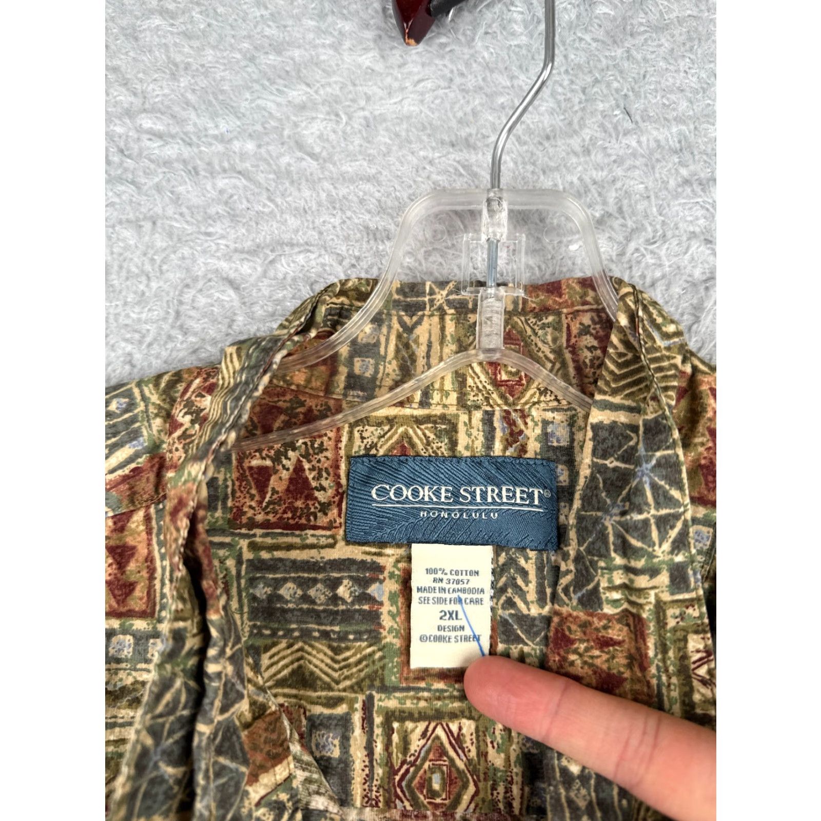 Vintage VINTAGE Cooke Street Shirt Men 2XL Green Red Tile Geometric 100% Cotton Hawaiian Aloha Beach Resort Pattern 90s Mens Shirt Size US XXL / EU 58 / 5 - 7 Thumbnail