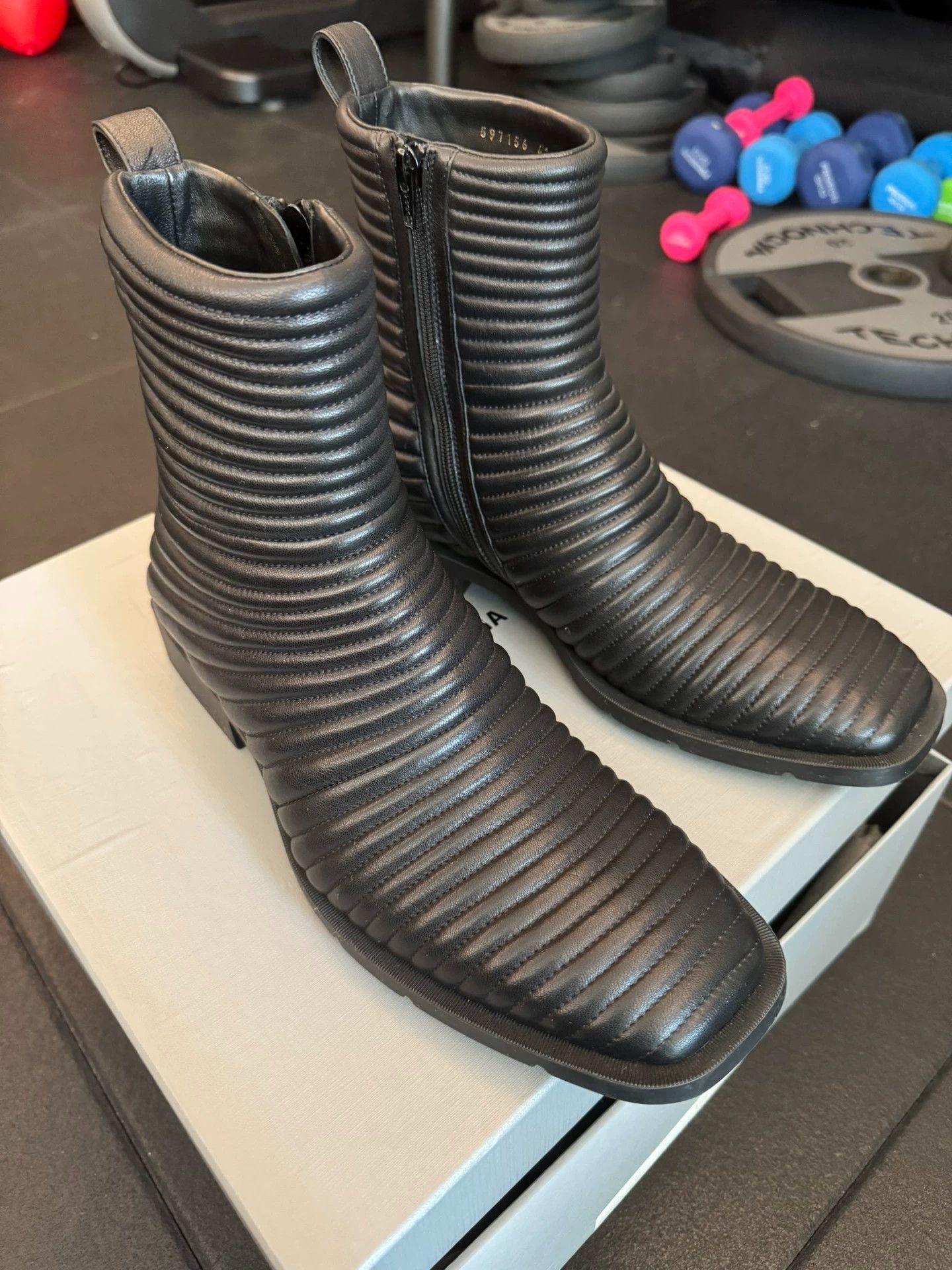 Balenciaga Balenciaga BullDozer Chelsea boot size 41 | Grailed