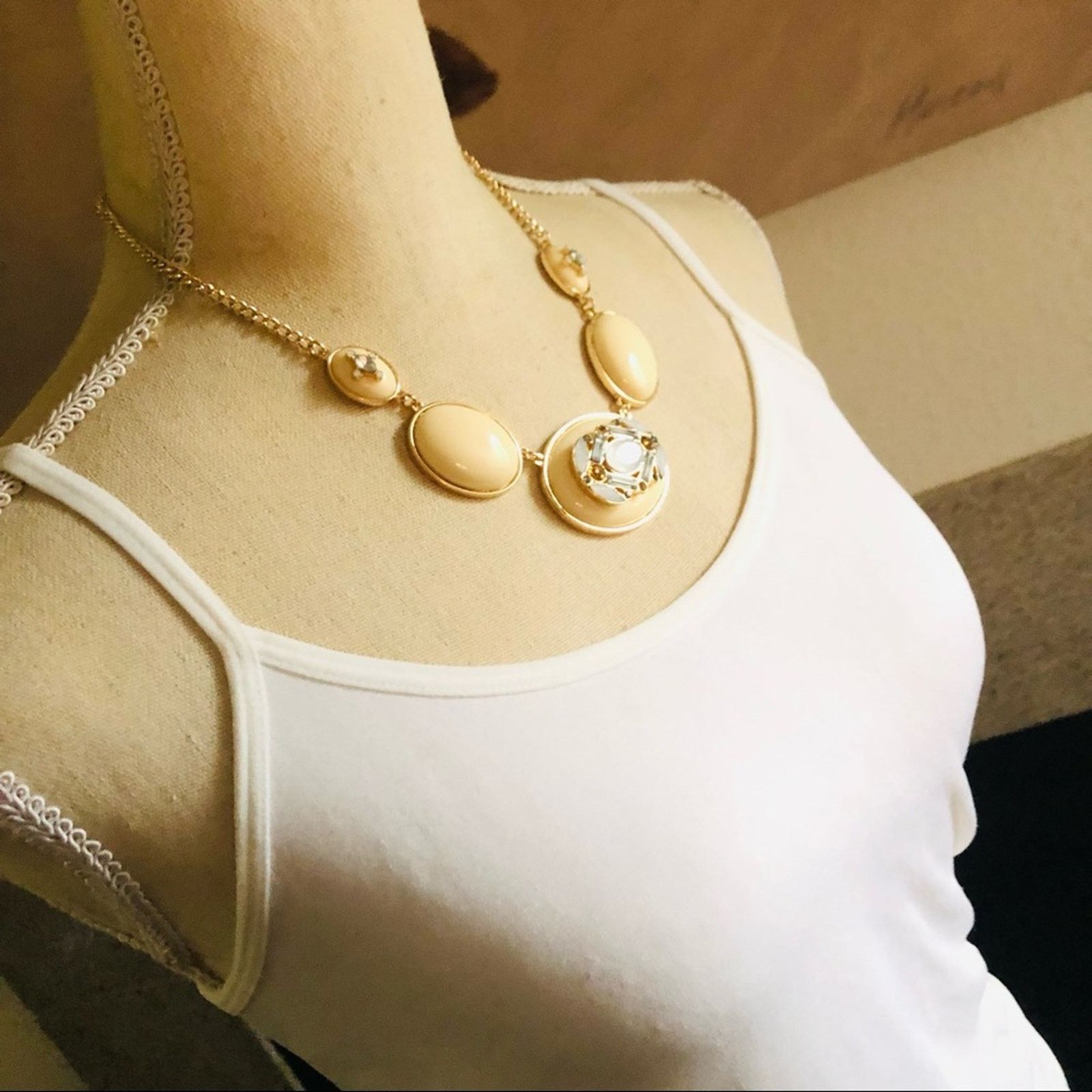 Jewelry Classy elegant graduated cream faceted stone accent necklace Size ONE SIZE - 3 Thumbnail