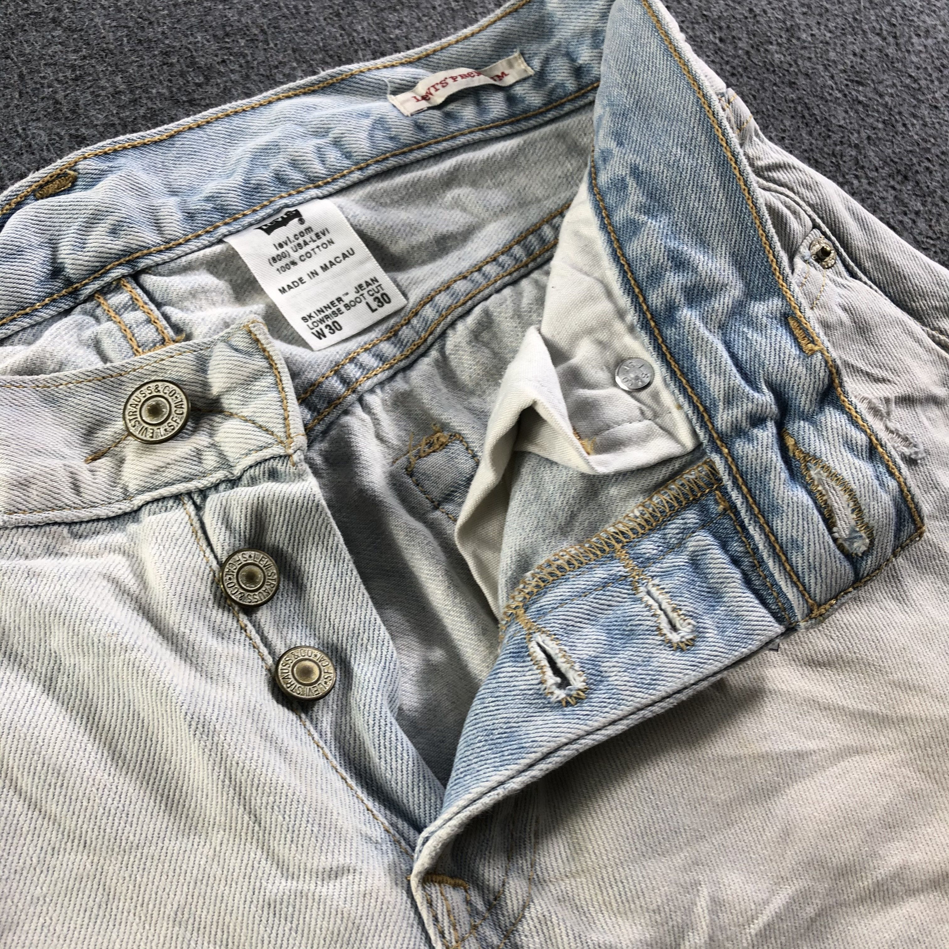 Levi's Vintage Light Wash Levis Jeans-J3256 Size US 31 - 8 Thumbnail