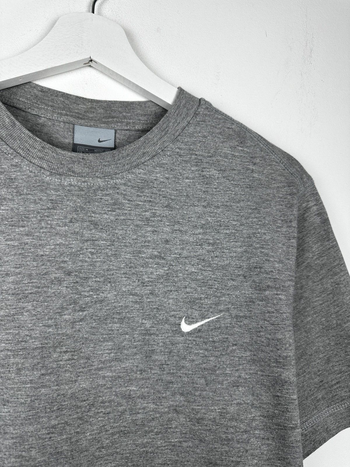 Nike Vintage Nike Mini Swoosh Logo T Shirt Tee Y2K Center Size US M / EU 48-50 / 2 - 3 Thumbnail