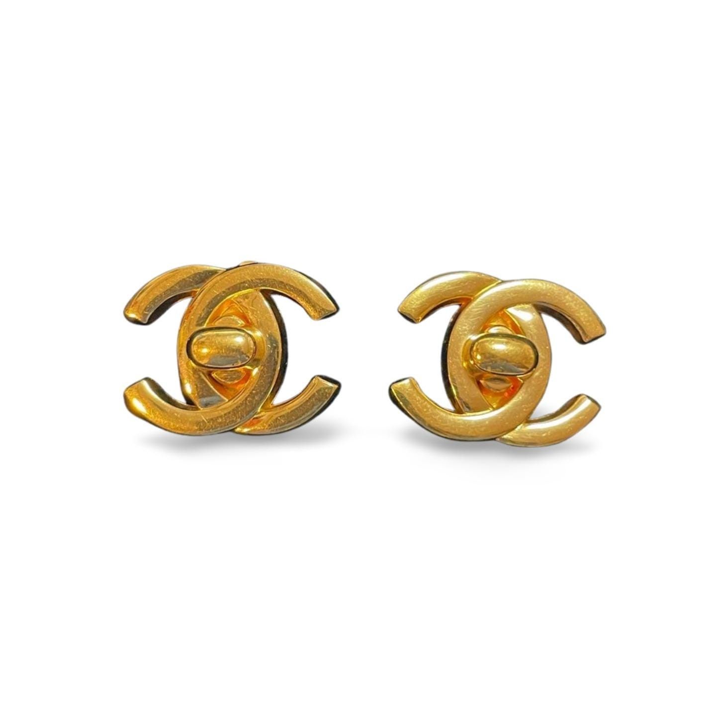 Chanel Vintage CHANEL golden turn lock CC earrings. Very classic an Size ONE SIZE - 9 Thumbnail