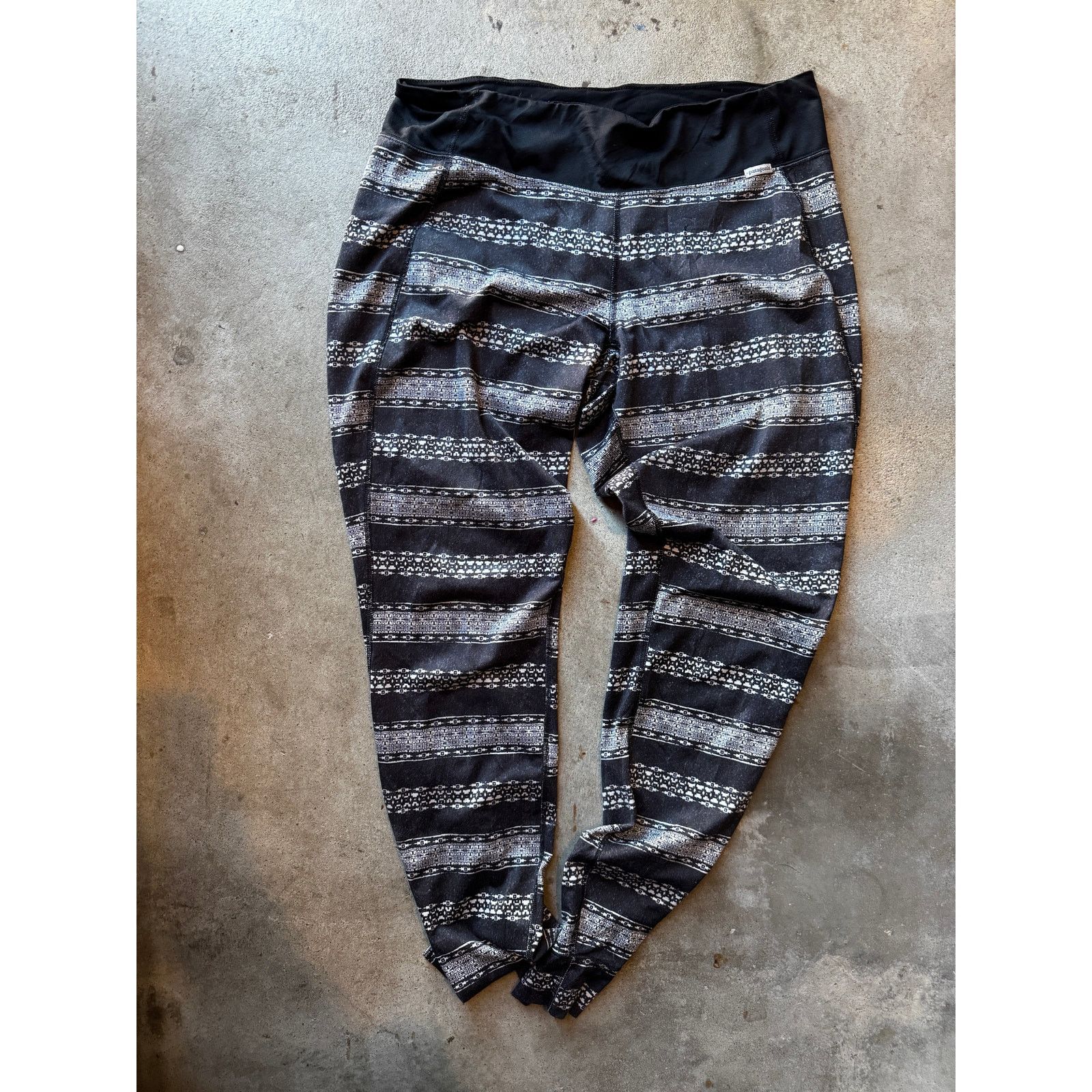 Patagonia Patagonia Black/White Greek Pattern Athleisure Leggings (L) Size 34" / US 12 / IT 48 - 2 Thumbnail