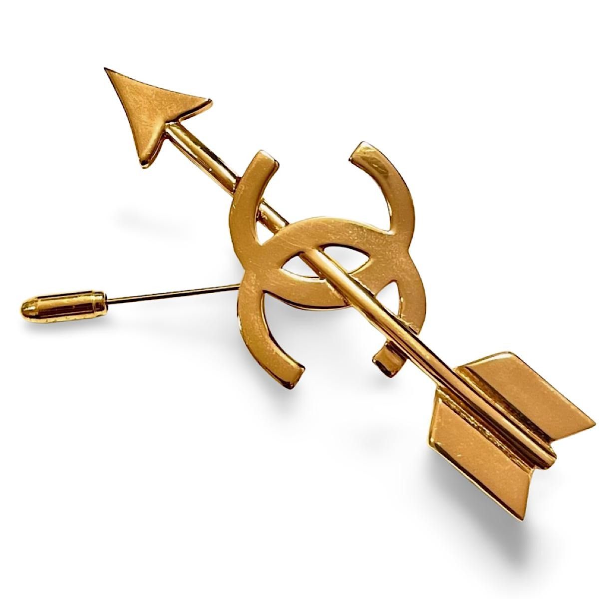 Chanel MINT. Vintage CHANEL Gold tone arrow brooch with CC motif. Size ONE SIZE - 8 Thumbnail