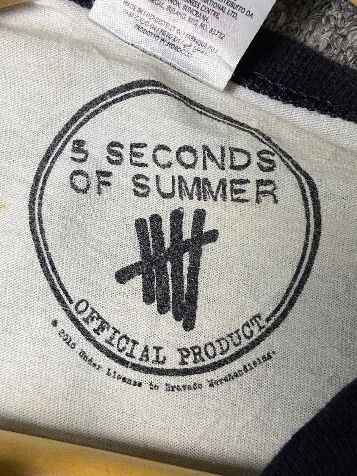 Fruit Of The Loom Fruit Of The Loom x 5 Seconds of Summer Tshirt (142) Size US M / EU 48-50 / 2 - 8 Thumbnail