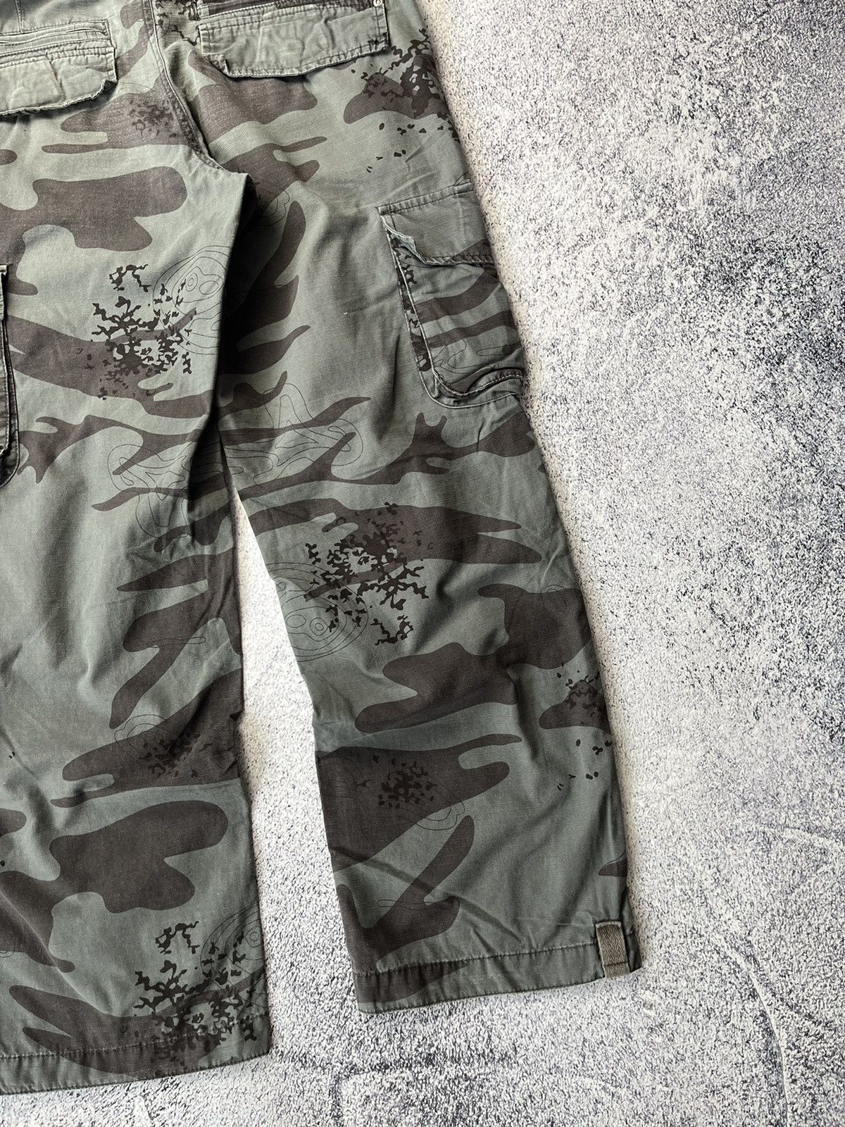 Japanese Brand RARE VINTAGE FADED STREETWEAR CAMO CARGO PANTS Y2K Size US 32 / EU 48 - 20 Thumbnail
