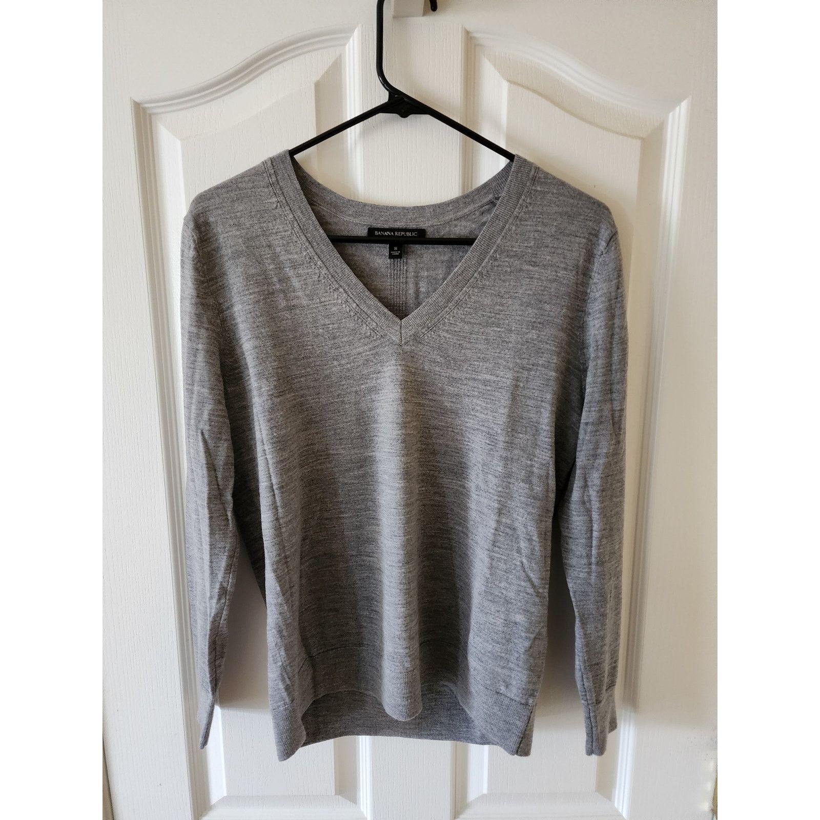 Banana Republic Banana Republic 100% Extra Fine Merino Wool Sweater S Gray Size S / US 4 / IT 40 - 1 Thumbnail