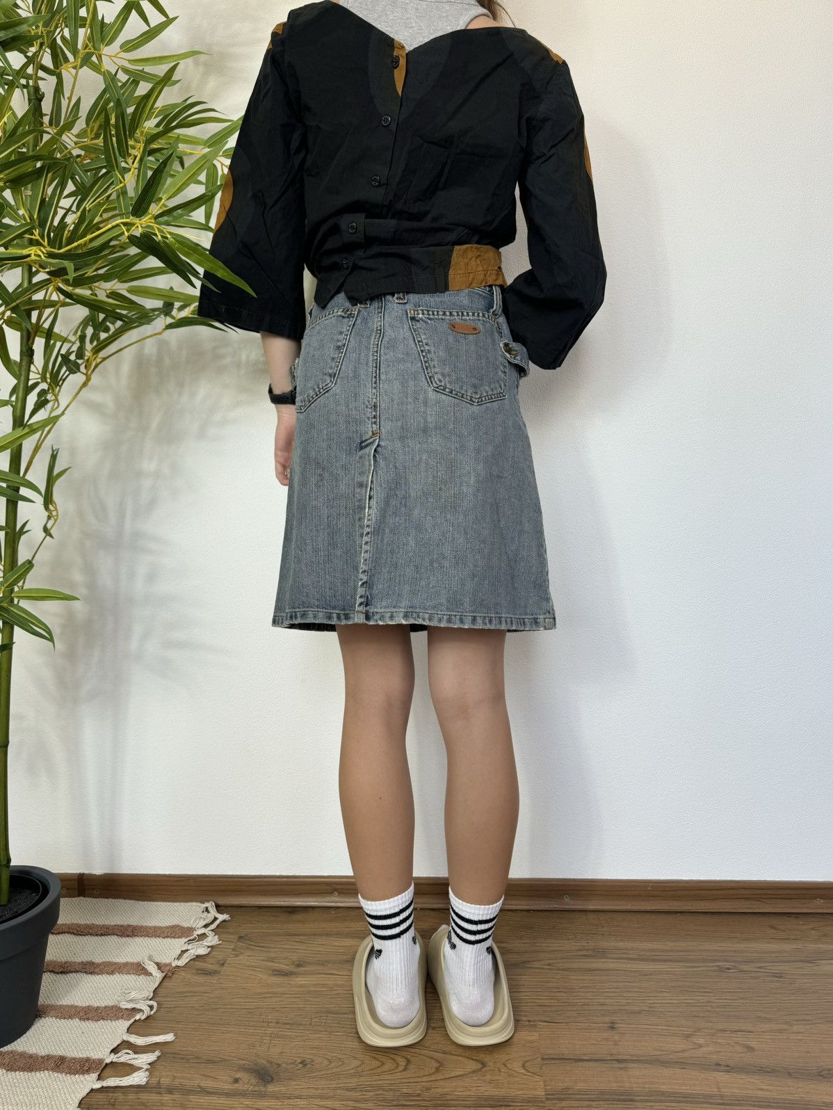 Dolce & Gabbana VINTAGE DOLCE&GABBANA WASHED DENIM MIDI SKIRT Size 26" / US 2 / IT 38 - 9 Thumbnail