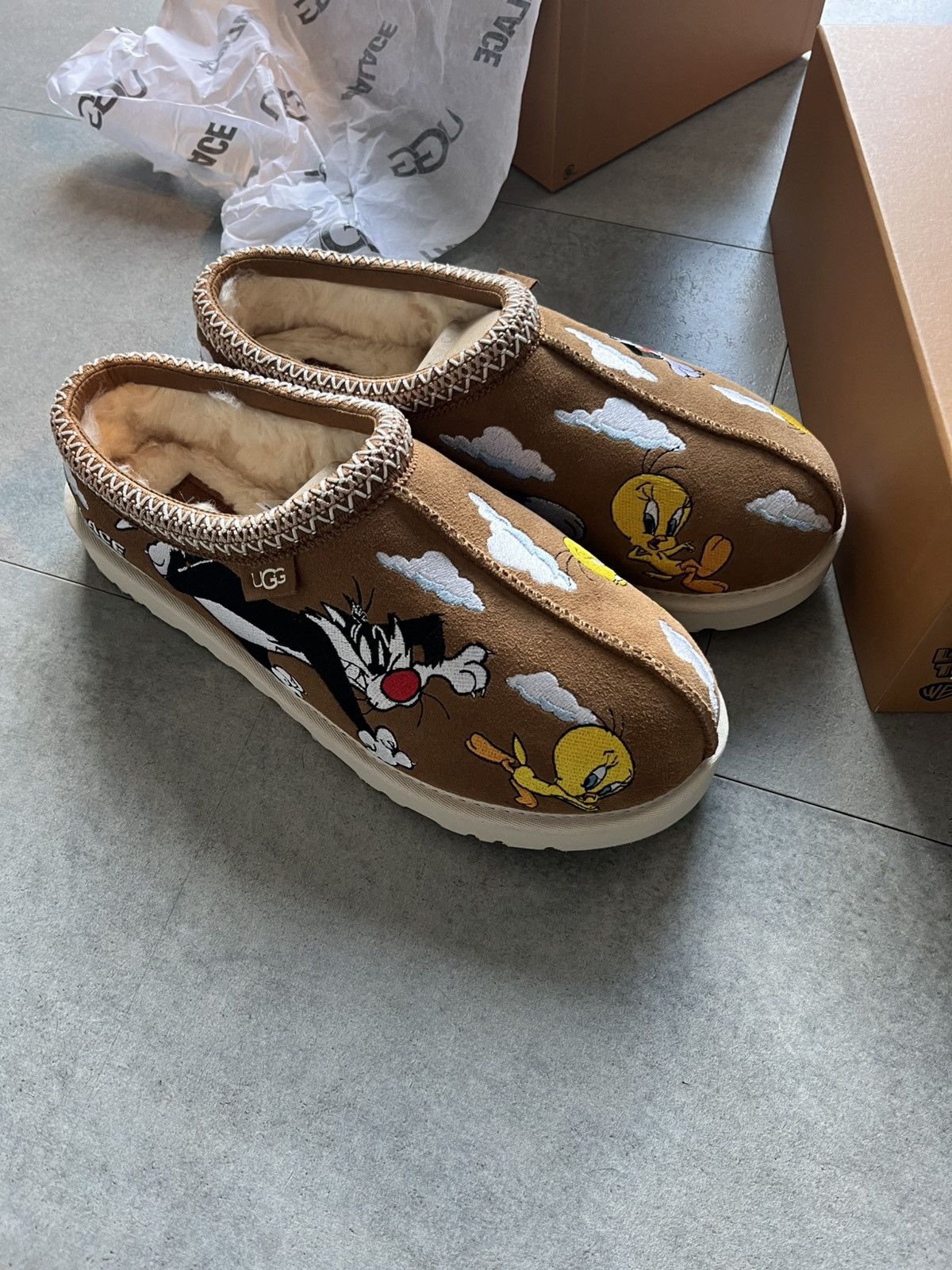 Palace × Ugg Palace X Ugg x Looney Tunes Size US 9 / EU 42 - 7 Thumbnail