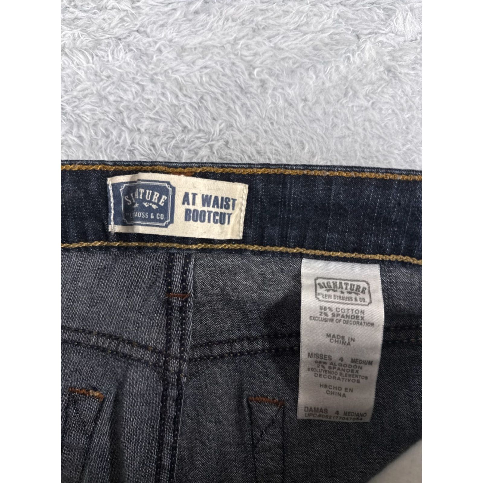Levi's Levi's Women’s Bootcut Jeans 26x30 Denim Dark Wash Mid Rise 5-Pocket Zipper 2010s Fashion Size 27" / US 4 / IT 40 - 6 Thumbnail