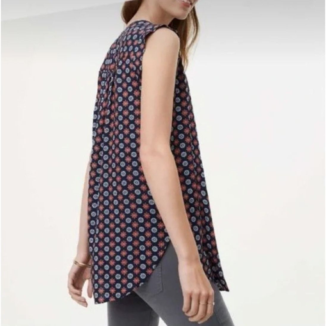 Loft Loft Navy Mosaic Floral Split Neck Sleeveless Blouse Size M / US 6-8 / IT 42-44 - 2 Thumbnail