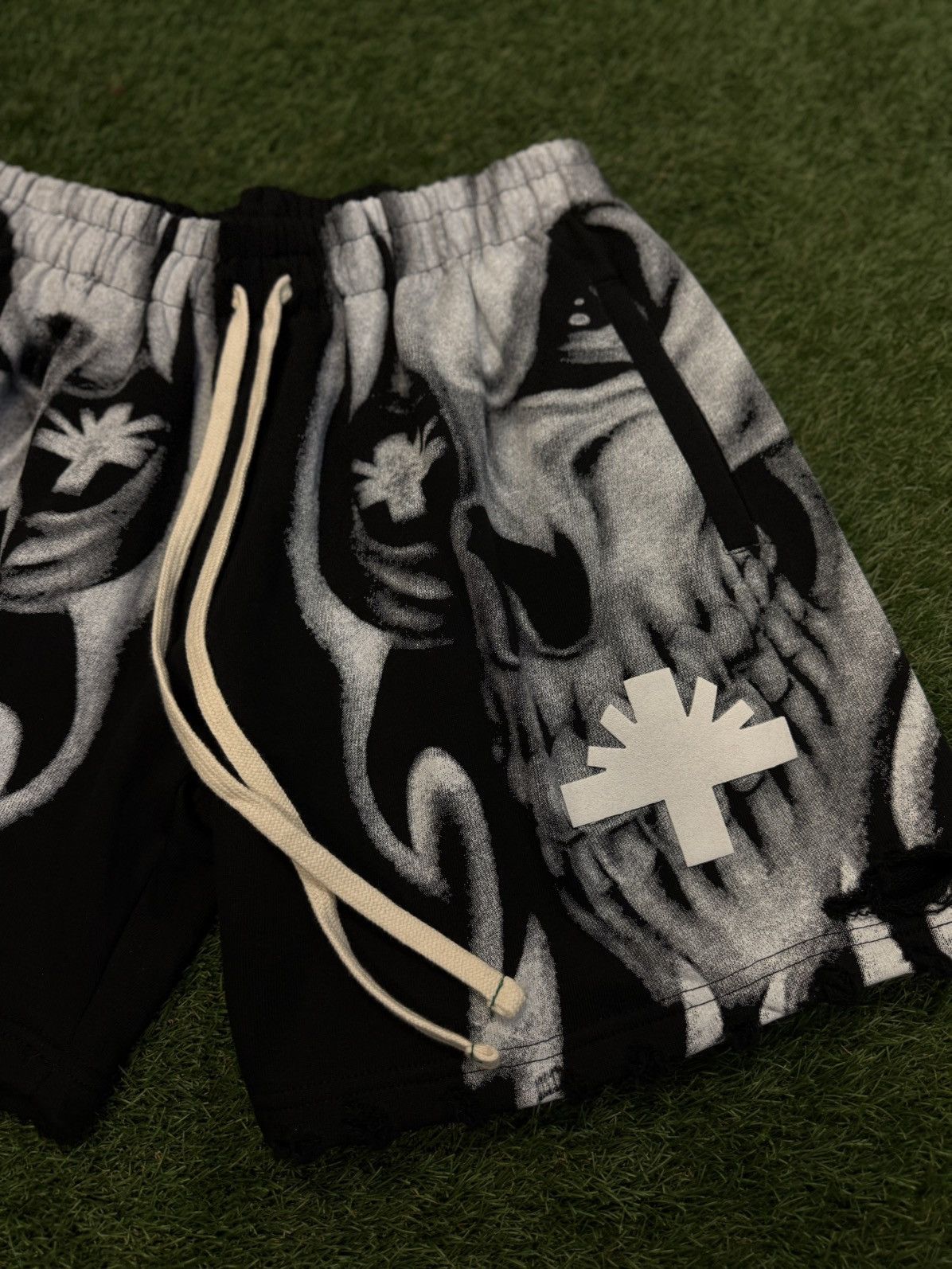 Vertabrae Vertabrae White Black Skeleton Shorts Size M (NEW) Size US 28 / EU 44 - 2 Thumbnail