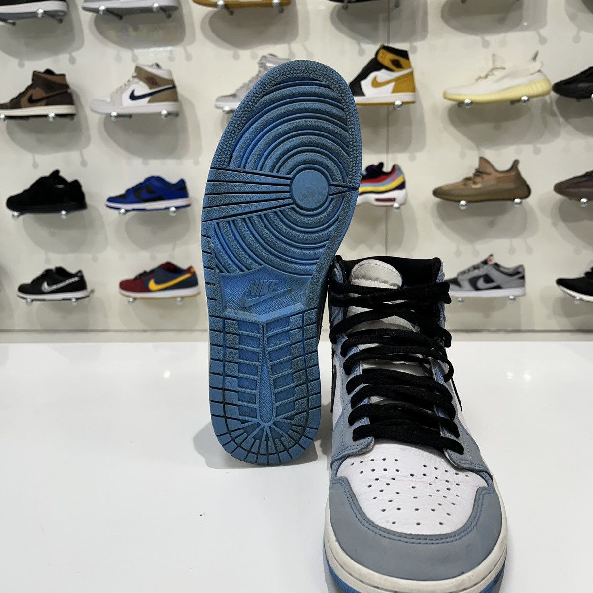 Nike Air Jordan 1 Retro High OG University Blue Size US 11 / EU 44 - 11 Thumbnail