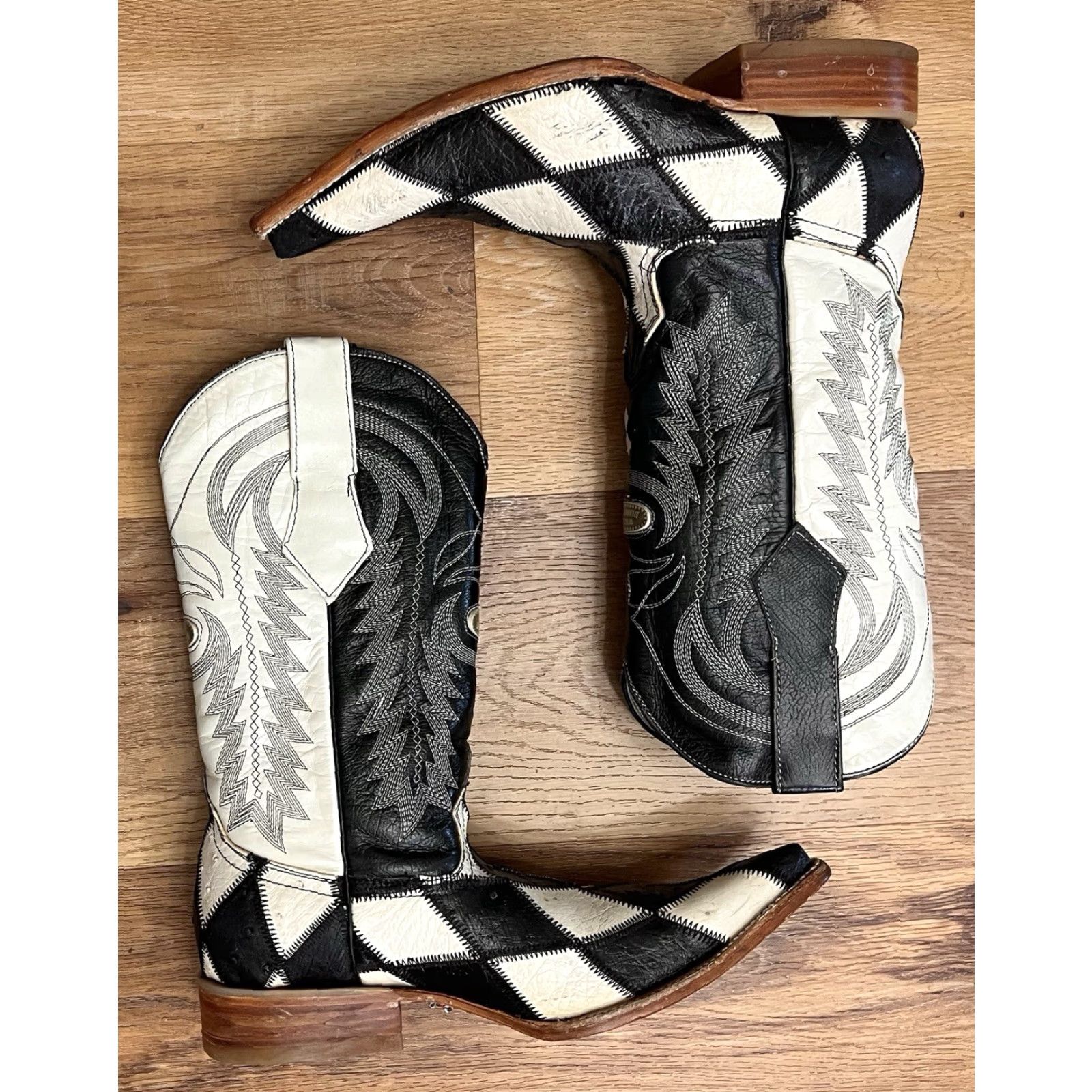 Vintage VINTAGE White Diamonds Boots Cowboy Boot Mens 6 Black Leather Western Mid-Calf Check Pattern Pointed Toe Size US 6 / EU 39 - 2 Thumbnail
