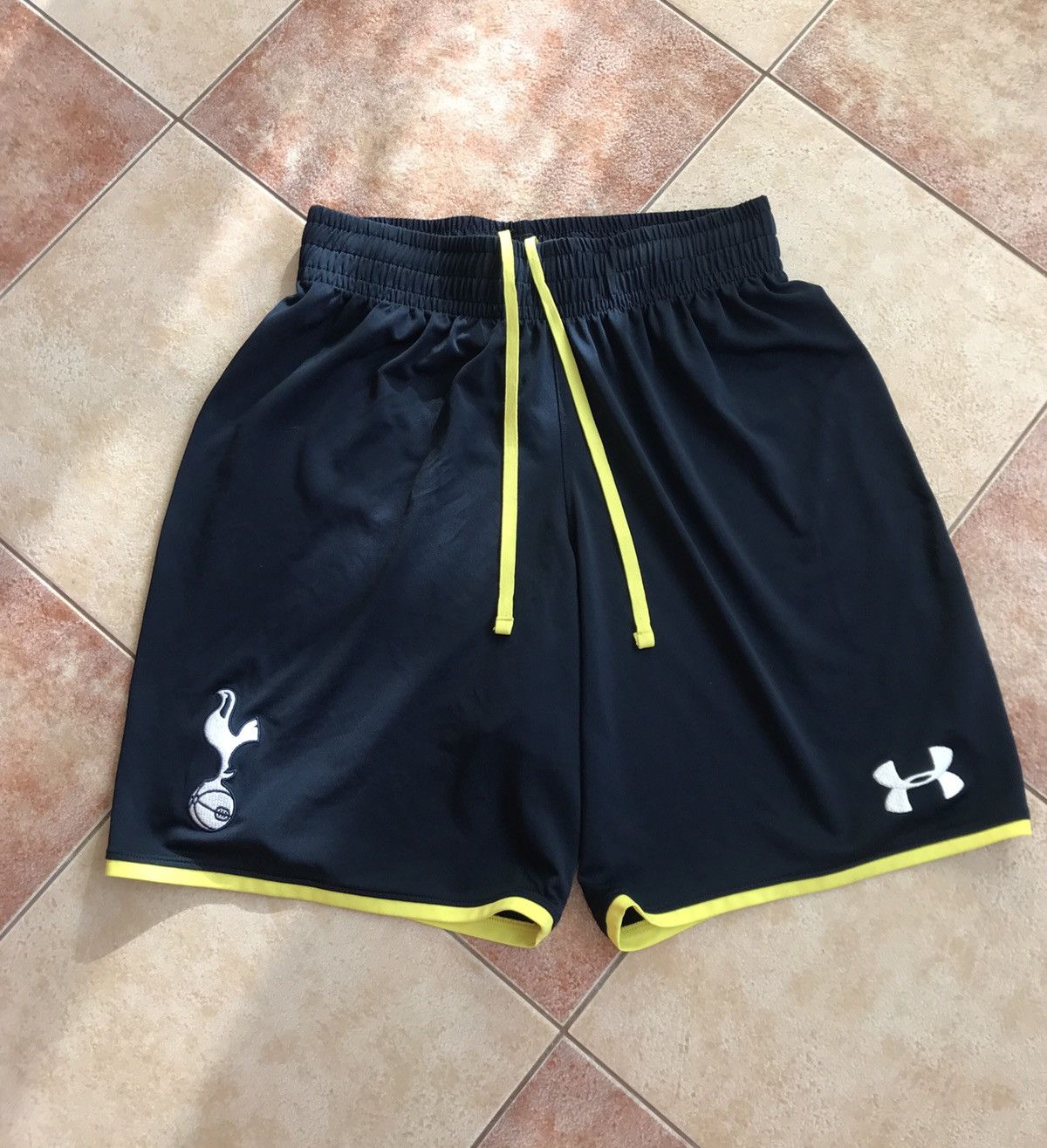 Under Armour Tottenham Hotspur 2014-2015 Soccer Shorts Football Jersey Size US 31 - 1 Thumbnail