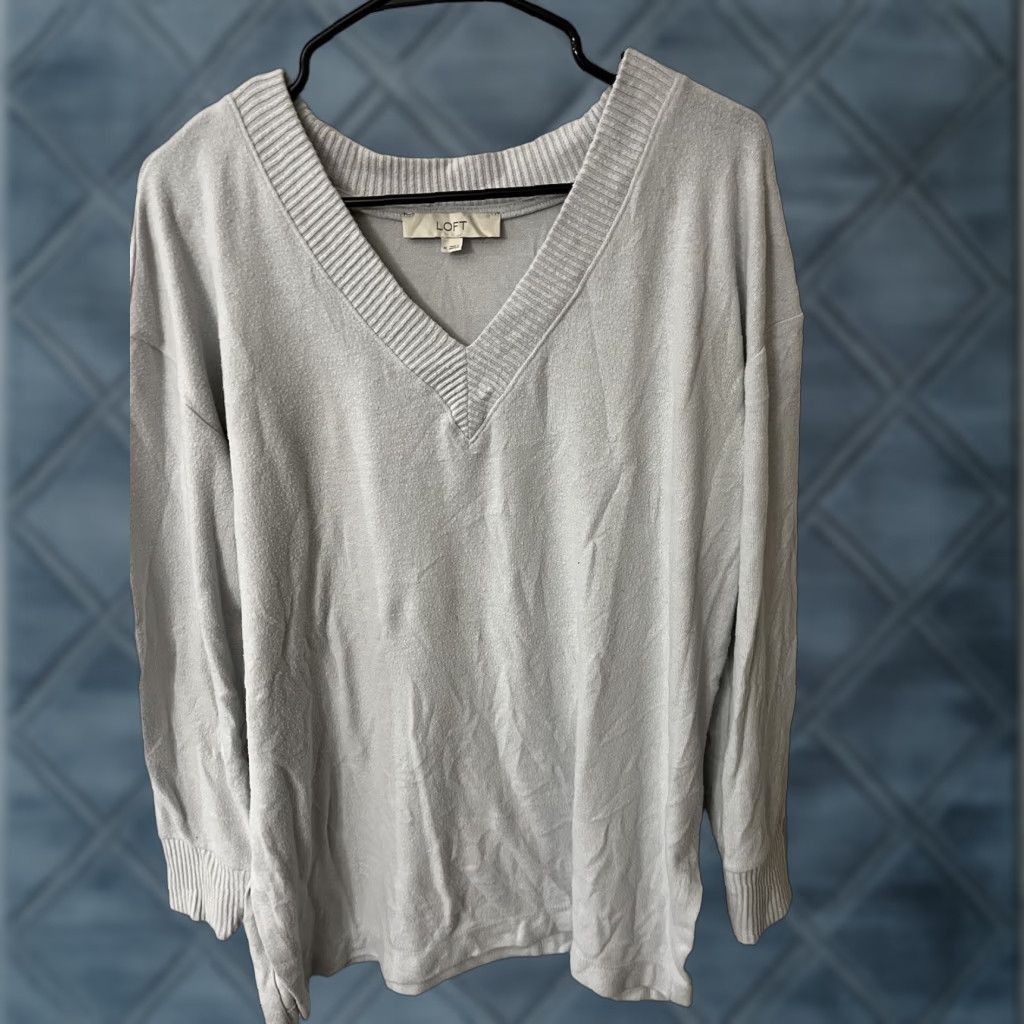 Loft LOFT Ann Taylor Sweater Women's M White Long Sleeve V-Neck Pullover Knit Classic Casual Lightweight Size M / US 6-8 / IT 42-44 - 1 Thumbnail