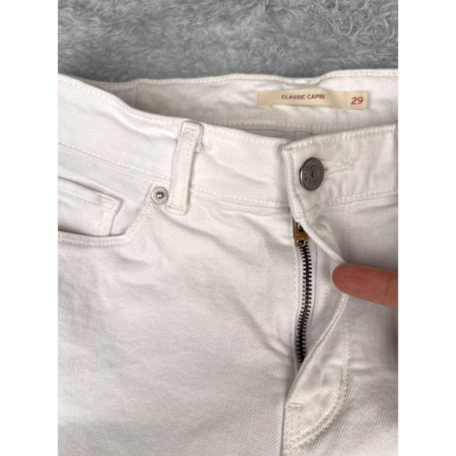 Levi's Levis Jeans Women White Capri Mid Rise 29x21 Cotton Blend 29 21 Inseam Denim 5-Pocket Distressed Capris Womens Jeans Size 29" - 5 Thumbnail