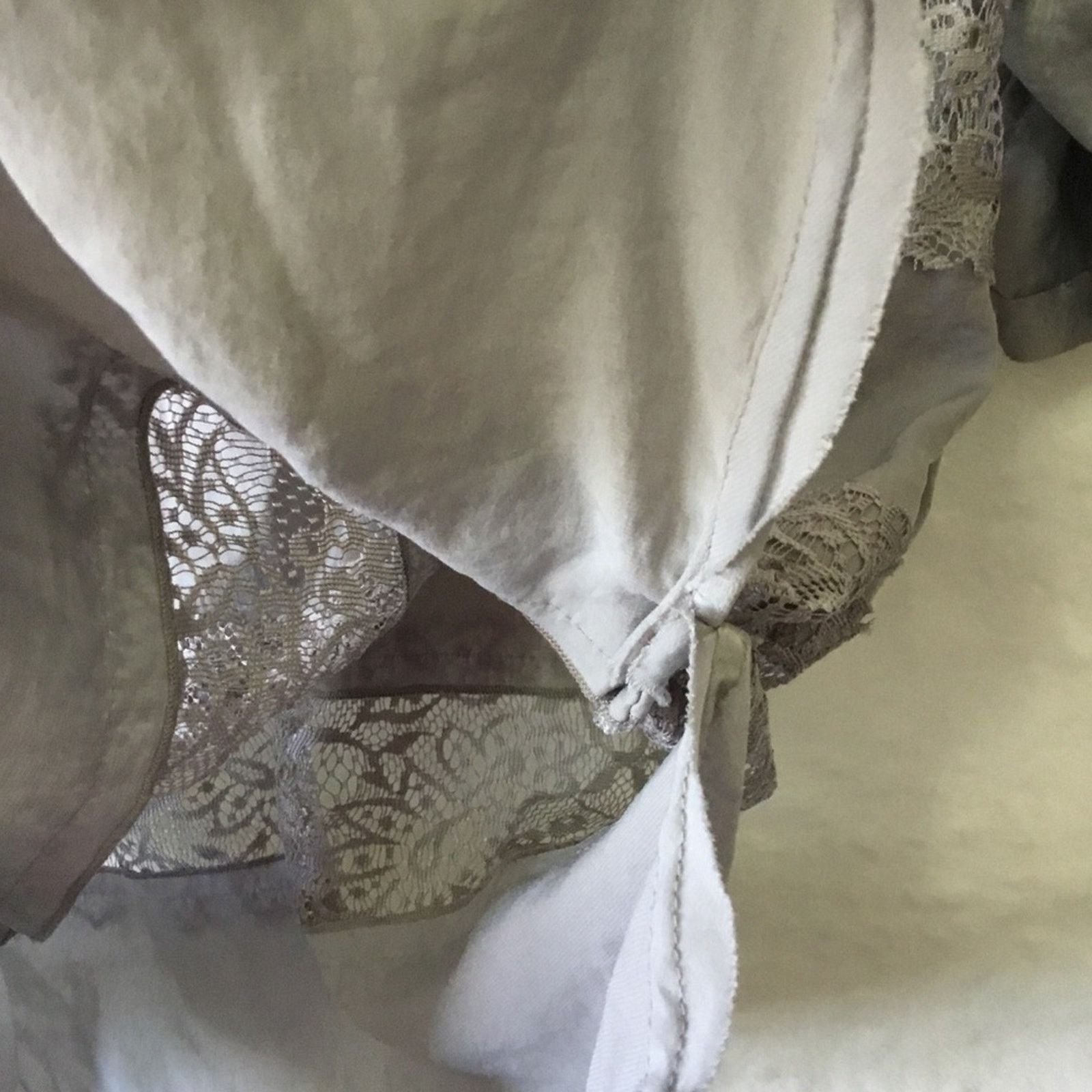 Bcbgmaxazria BCBGMaxAzria Light Gray Lace-Trim Tunic Top Size S / US 4 / IT 40 - 11 Thumbnail